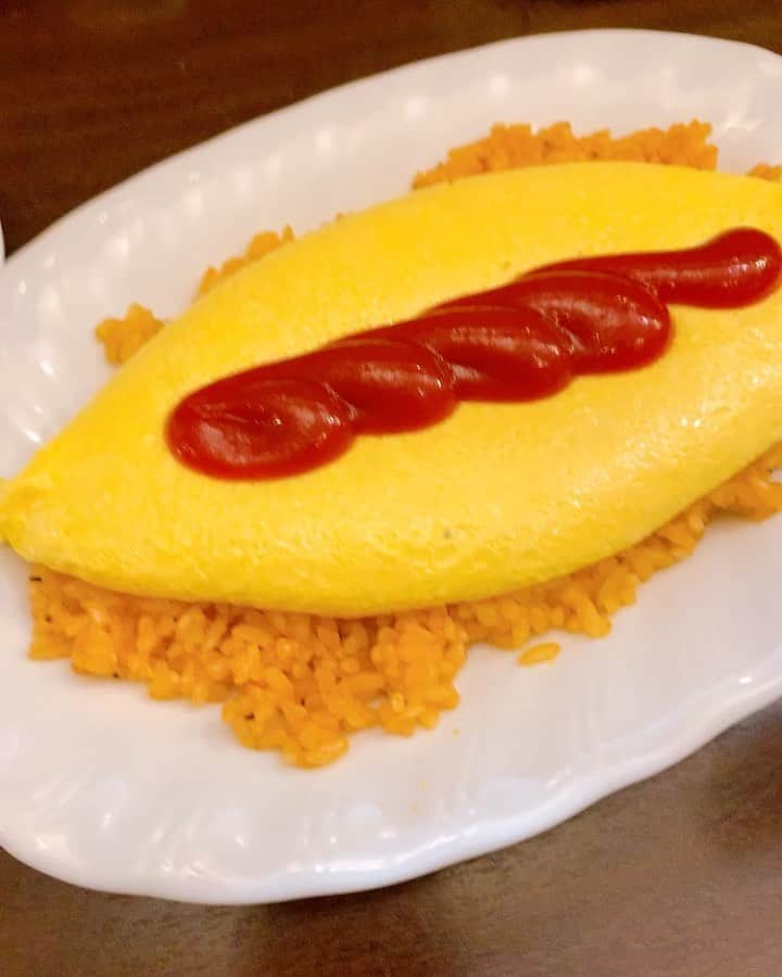 伊波まりやのインスタグラム：「ﾌﾜﾄﾛｫｫｫ🥚🍳🍅🍚 オムライスはやっぱりケチャップ系が好き . . . #オムライス #美味しい #ランチ #昼ごはん #銀座 #東銀座 #lunch #omurice #egg #tasty #tastyfood #delicious #japan #오무라이스 #맛스타그램 #맛집 #맛있다」