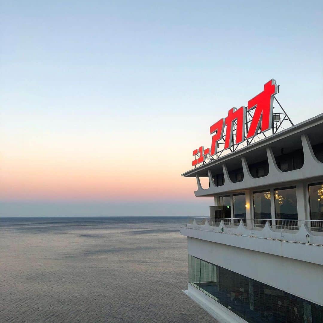 ホテルニューアカオ　熱海温泉＆リゾートのインスタグラム：「・ 昨日の５時頃の海と空の様子です☁︎ オレンジとブルーのコントラストが素敵です✨」
