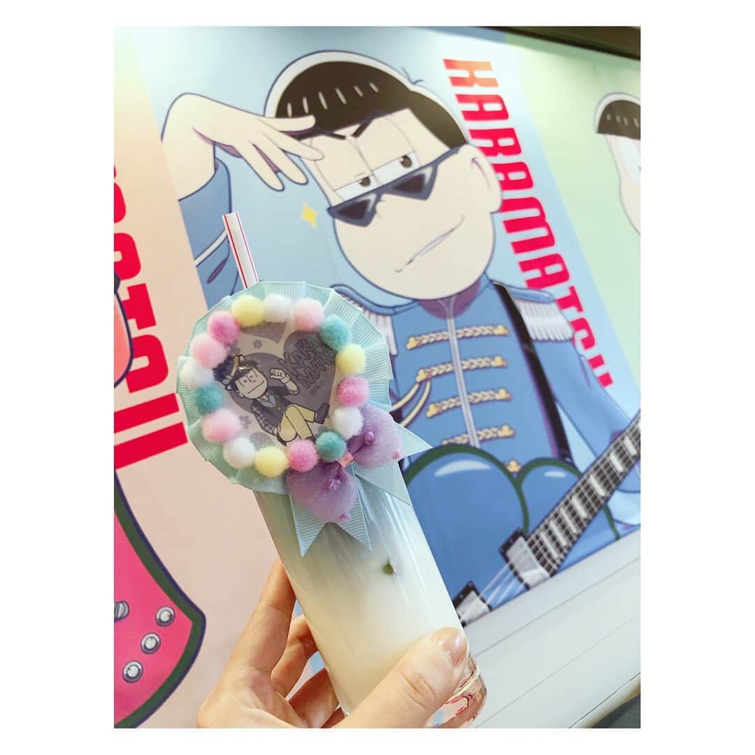 小河結香のインスタグラム：「おそ松さんカフェ🎸🕶✨ in タワレコカフェ🎧 カラ松推しだけど青い服持ってない✋ だから次に推しのおそ松の赤で❣️ 特典もカラ松は来ず😅 メニューは写真に拘りたいって日以外は 推しより飯取ります👍笑 暇持て余してるからロゼッタ作って持参✨ おそ松さん見てると人生自由に 好きな事やってないと勿体ない❣️ って気分になれてなんか気持ちが楽💕 私みたいな人種も許される気がして🥰笑 よはニート最高って話✌️ #おそ松さん #おそ松さんカフェ #タワレコカフェ #コラボカフェ #ヲタ活 #推し事 #アニヲタ #ゆんのヲタ活記録 #ニート最高」