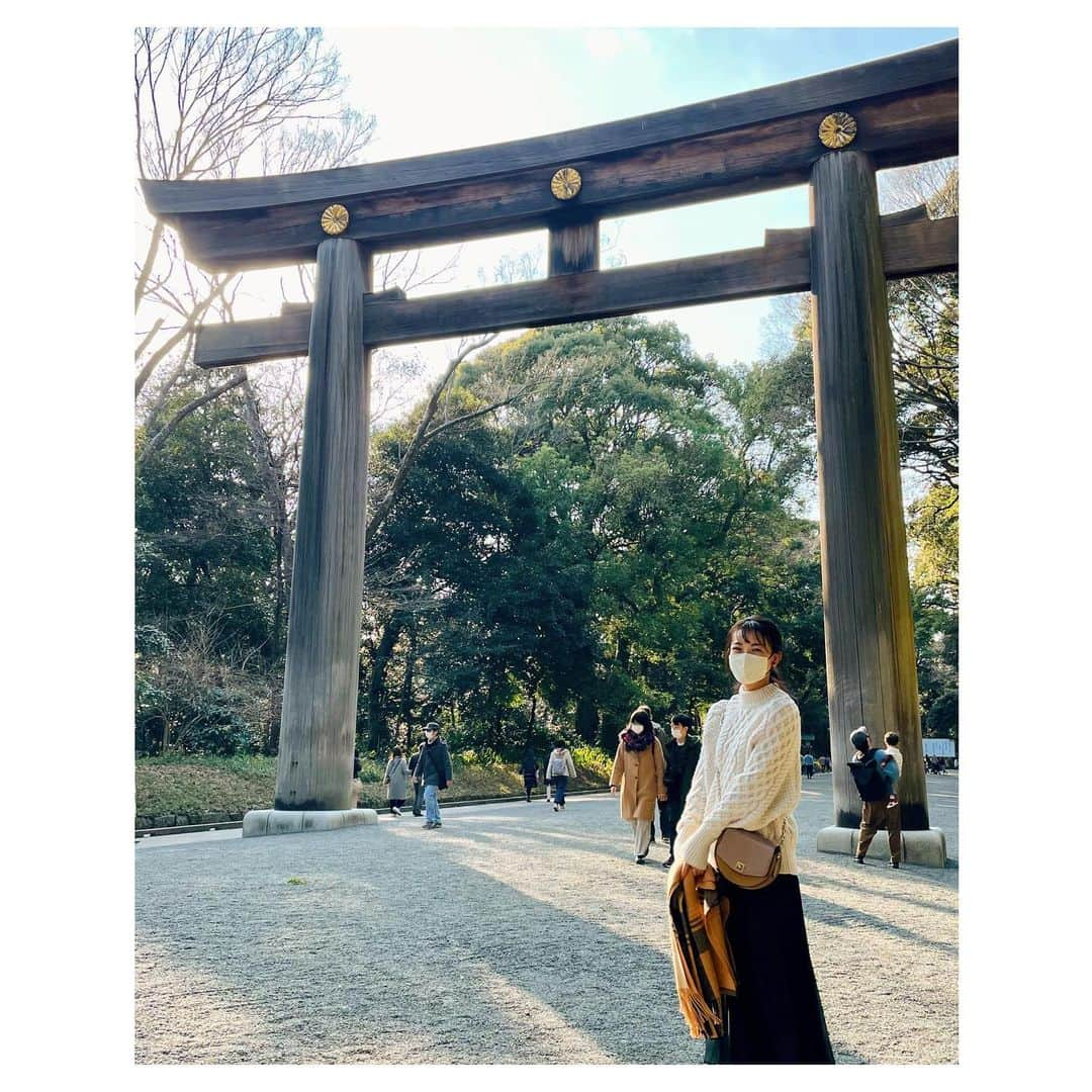 古川美有のインスタグラム：「やっと初詣⛩ ． やっぱりこれをしないと新年迎えた感じがしない…全く信心深くはないけれど。 おみくじ末吉でした。 #初詣 #明治神宮 #前厄」