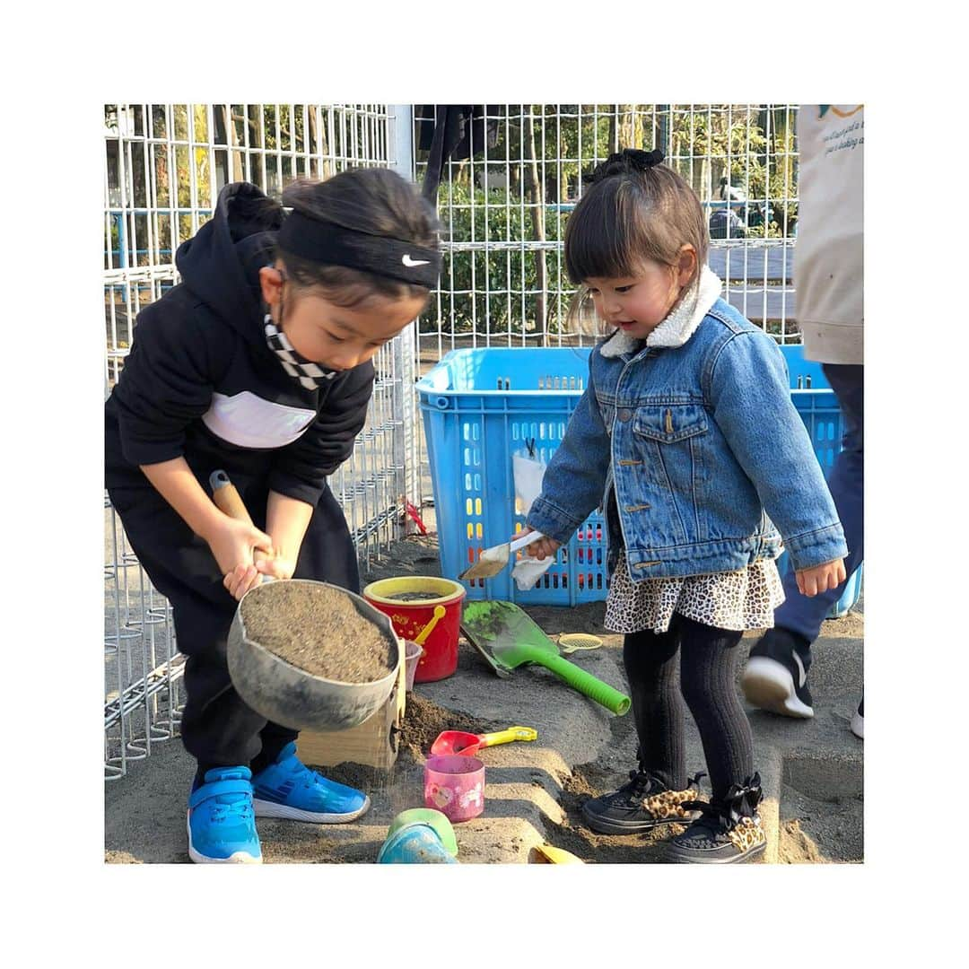 小泉梓さんのインスタグラム写真 - (小泉梓Instagram)「今日は良い天気で暖かかったから、公園へ。  兄は1歳くらいから砂場大好きで、こちびもまんまと砂場仲間になられておりました。  2人ともまだ砂場にいたいと、中々出てくれなく、母ちゃん飽きる飽きる。  お家時間が多いから、たまにの公園はもっと走り回って遊んでほしいなぁと、移動し、こちびが生まれる前は一人で遊んだりしていた場所で、今は兄を追いかけて妹がついてく。２人で遊んでいる姿が微笑ましかった。  そして仲良くアイスを食べて、大満足。  帰って早めのお風呂タイムに、ご飯。 ちびまる子ちゃん、サザエさん見て、ほっこりな日曜日でした。  #兄妹　#4歳　#1歳　#公園　#日曜日　#育児　#子育て　#2人育児　#二児の母　#男の子ママ  #女の子ママ　#コドモノ　#ママリ　　#砂場遊び」2月7日 19時35分 - azusan111