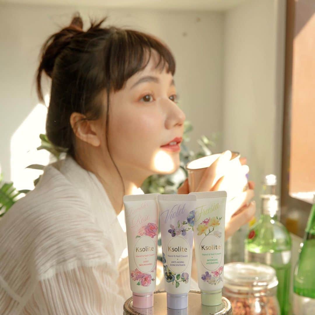 謝琦琦（Kiki）のインスタグラム：「到了懂得照顧自己生活的階段 就會特別保養一些以前沒有注意 或是年輕可以任性懶得去管的地方 最近預備過年發懶 開始提前局部打掃 雙手都會覺得特別乾好不舒服 柔嫩程度真的差好多 Ksolite護手霜就幫大家把雙手當臉在呵護 內含角鯊烯和法國菘藍籽油滋潤成份 不但加強保濕修護 更因為油脂珍貴獨特被稱之為 “藍金”   護手霜不同系列添加不同臉部保養成份 還細心的分成日夜使用 夜晚更加強修護 保濕-小蒼蘭、滋潤-香水薔薇、逆齡-紫羅蘭、修護-茉莉  都是香水等級的香氛 每次使用都是一種享受呀 我自己最喜歡茉莉淡淡香味跟滋潤度了 加上現在消毒常使用酒精  使用護手霜的比例大增必須隨身攜帶 友人還說她可以一個禮拜用掉一條 即日起康是美購買單件95折 任選二支$338 這種cp值高高的東西一定要推薦啊 本篇與Ksolite合作    #日夜保養 #Ksolite #手部保養 #呵護女人的第二張臉 #康是美限定販售 @cosmedtw」