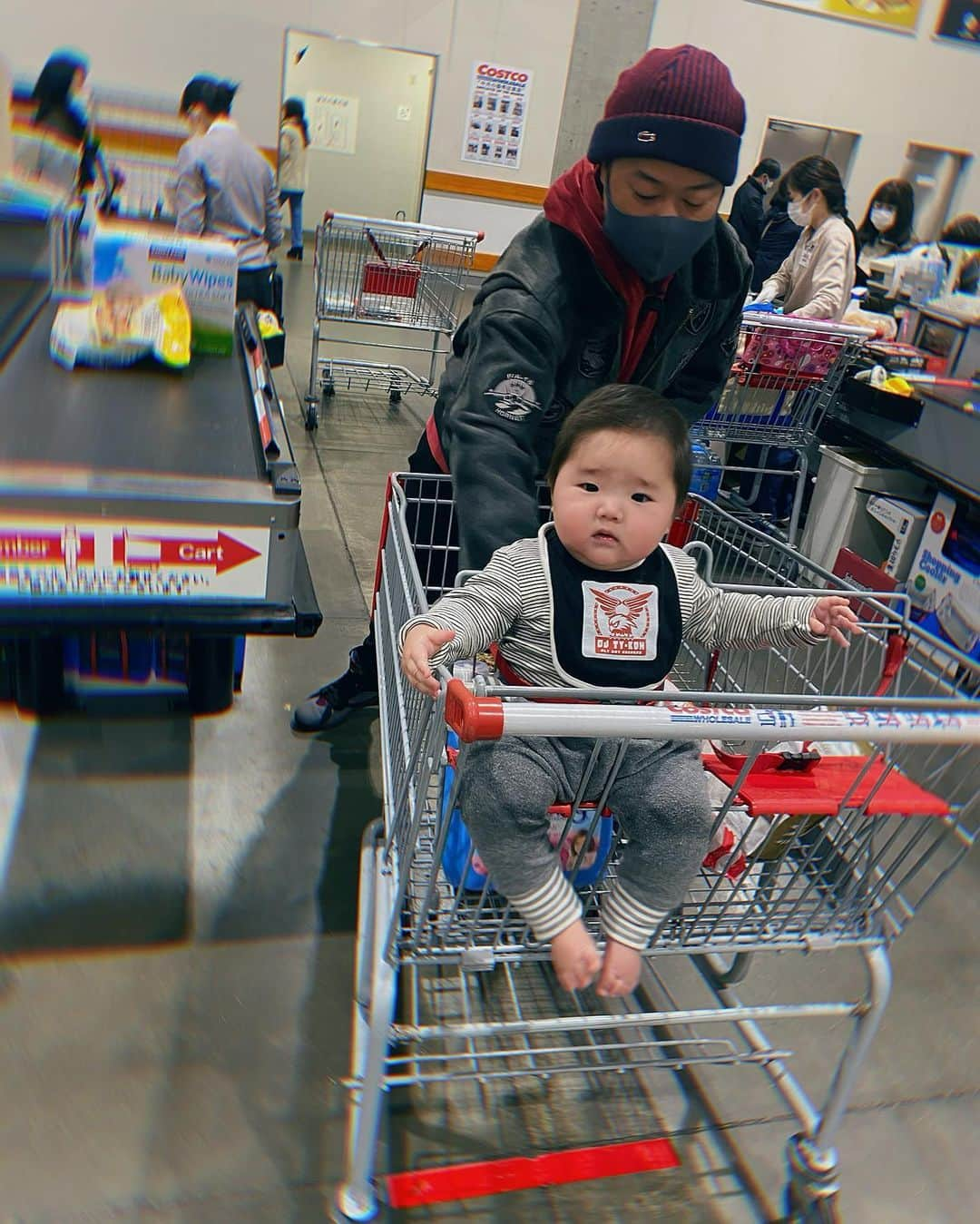 角田麻央さんのインスタグラム写真 - (角田麻央Instagram)「@costco 🇺🇸💜 タイトが産まれてから定期的に日用品と 食料品をストックしにコストコへ🚗 はじめてショッピングカートに乗って 回れて新しい刺激を受けていた☺️ コストコでこんな楽しいんだから 遊園地とかどうなっちゃうんだろw #コストコ #costco #コストコ購入品  #ロティサリーチキンとプルコギビーフは鉄 #おしりふき #ダウニー #タンパク質ストック #生後8ヵ月 #男の子ママ #ママライフ #👨‍👩‍👦」2月7日 19時37分 - maotsunoda888