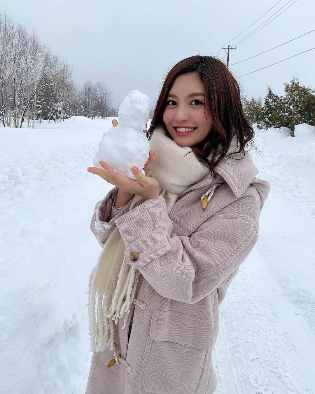 林ゆめさんのインスタグラム写真 - (林ゆめInstagram)「約15秒で作った雪だるま⛄笑️﻿ ﻿ 雪多くて最高だった🥺﻿ 撮影終わったあと雪の中にダイブした😆❤️﻿ ﻿ #北海道 #富良野 #雪だるま」2月7日 19時38分 - ___yuume.18