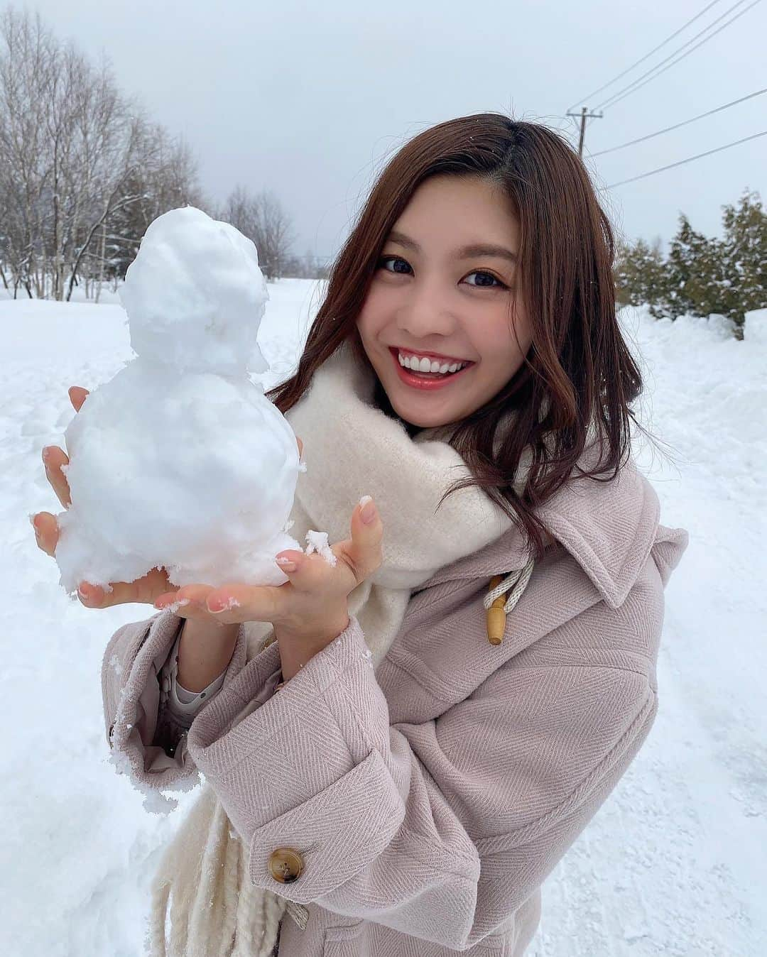 林ゆめさんのインスタグラム写真 - (林ゆめInstagram)「約15秒で作った雪だるま⛄笑️﻿ ﻿ 雪多くて最高だった🥺﻿ 撮影終わったあと雪の中にダイブした😆❤️﻿ ﻿ #北海道 #富良野 #雪だるま」2月7日 19時38分 - ___yuume.18