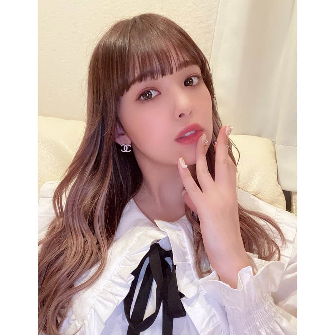 のインスタグラム：「撮影終わってメンテナンス💜 今日はカラーにエクステにネイルに3件ハシゴした🌕。  誕生日月なんでモリモリです。♡」