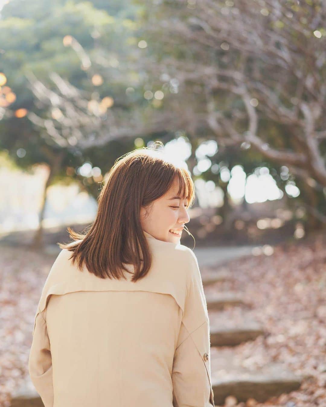 のインスタグラム：「photo by @hironobu24z ﻿ ﻿ 📸以前葛西臨海公園で撮っていただいた写真の続き ﻿ ﻿ 写真とあまり関係のない話なのですが、﻿ 家で真剣に事務的な作業をしているときに限って猫がちらちらと私の様子を見に来ます。﻿ その眼差しに負けてめちゃくちゃ構い倒すと﻿ 満足してもうええんやでと言わんばかりに﻿ ササッと母の元に帰っていくのがとてもゲンキンでかわいい。﻿ ﻿ ﻿ #photo#camera#photograph#ボブ#ミディアムヘア#自然光#ベージュカラー#撮影#作品撮り#被写体#葛西臨海公園#japanesegirl#モデル#model#instagood#smile#笑顔」