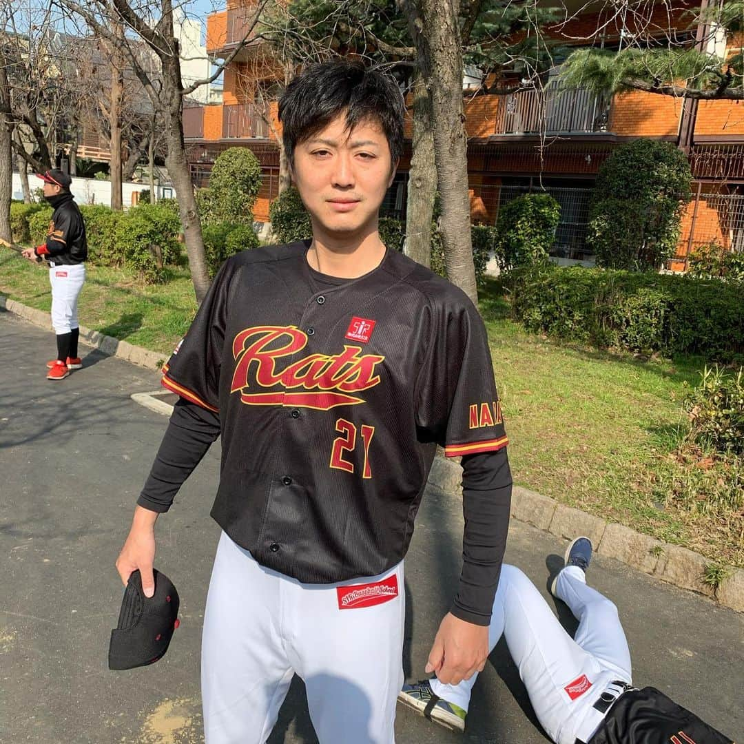 横山雄哉さんのインスタグラム写真 - (横山雄哉Instagram)「Rats始動  ユニフォームも新しくなり デザインカッコいい！ 黒ってやっぱり強そう。  下からのアングルで スタイリッシュ撮りをしてみましたが、若干1名失敗。 良く見えませんでした。 これでもチームの大黒柱 山本翔也でございます。 投打において チームを引っ張る姿は 野球人として鏡でございます。  本気で日本一 目指しますので、 応援よろしくお願いします👍  基本的に日曜日に 試合があるので、 ぜひ試合結果など RatsのInstagramを フォロしてみてください！ タグ貼っときます。  最後の４枚目の動画 見てくださいね！ 山本翔也のセンター前ヒット 一塁に走る姿は闘牛に 匹敵すると思いました。  以上✋️  #草野球 #ユニフォーム #横山雄哉  #山本翔也 #十三公園 #rats」2月7日 19時42分 - yuya_yokoyaaaman