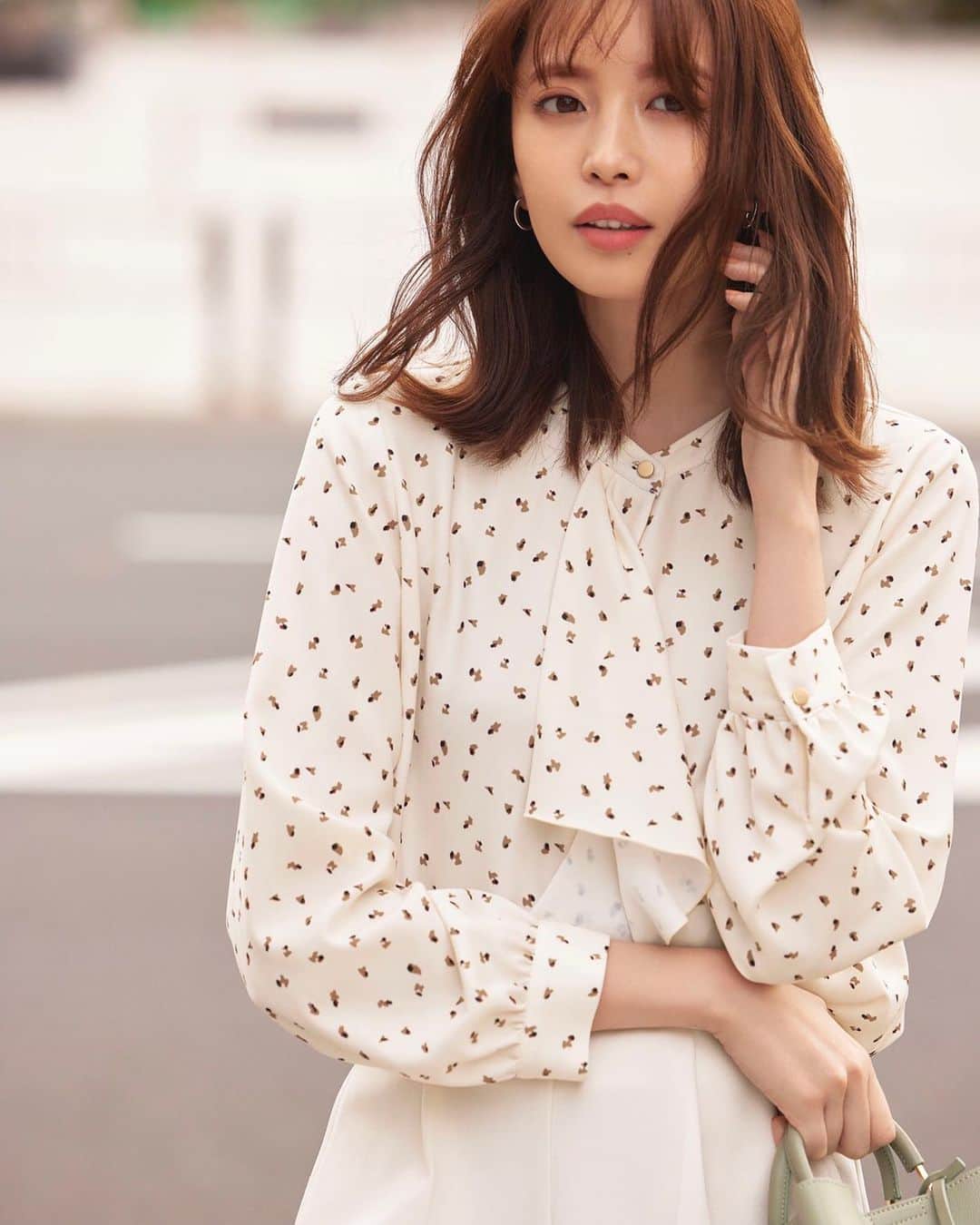 indexのインスタグラム：「【Dress me up】   - おしゃれと私のちょっといい関係 -  宮田聡子さんが魅せる、 シンプルなのに、きちんと、キレイ。 好きな私でいるための春支度  ✔︎FRILLED TIE BLOUSE ゆれるフリルタイブラウスで 品よくレディに  記事の詳細は、プロフィール画面のURL、ストーリーズハイライト【Dress me up】からチェック✔︎  #index #インデックス」