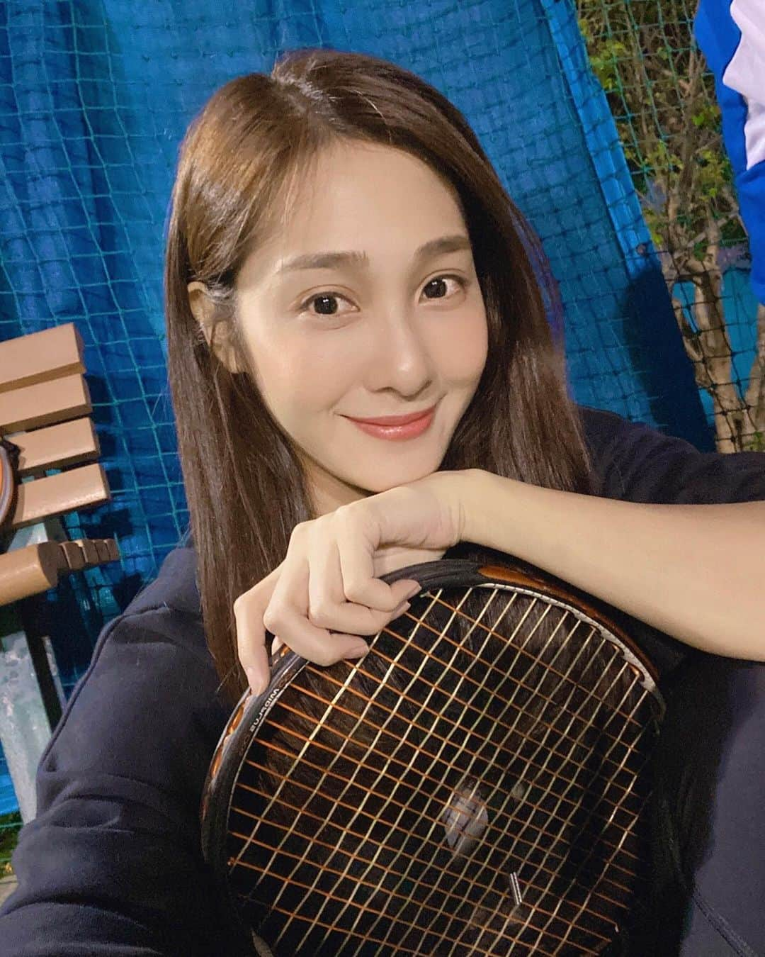 邱子芯（Mia）のインスタグラム：「Let’s play tennis 🎾  對於初學者（我）來說 目前最大的成就感就是打到中心的擊球點 聽見網球與球拍發出那清脆的聲響 好好聽哪😍😍😍  #tennis #tennisbeginner」