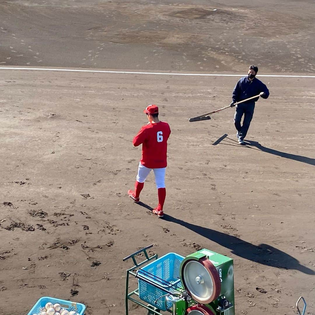 ゴッホ向井ブルーさんのインスタグラム写真 - (ゴッホ向井ブルーInstagram)「日南キャンプ取材ふつかめ〜！！ また色々と写真をどうぞー！  そして、明日のちゅピcomスポライは天福球場から生中継します！ そしてそして、大瀬良投手と西川選手のインタビューが入ります！！ そしてそしてそして、視聴者プレゼントでサインを頂きましたよー！！！ ぜひご覧ください！  #朝一いきなり #インスタフォローしてくれたでしょ #と安部さんから言われました #みんな更新楽しみにしてますよと伝えておきましたよ〜 #覇気」2月7日 19時46分 - goghmukai