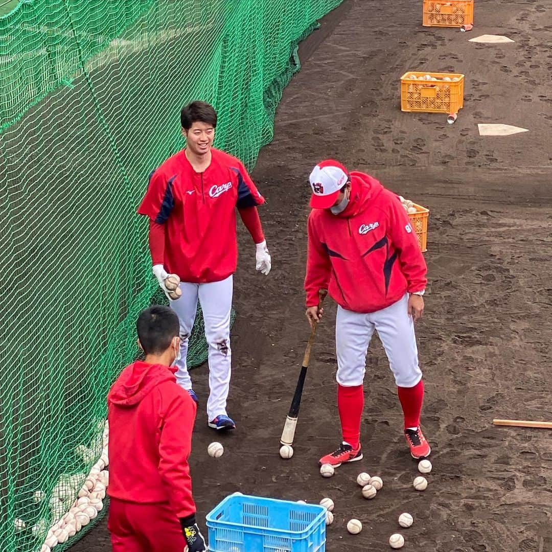 ゴッホ向井ブルーさんのインスタグラム写真 - (ゴッホ向井ブルーInstagram)「日南キャンプ取材ふつかめ〜！！ また色々と写真をどうぞー！  そして、明日のちゅピcomスポライは天福球場から生中継します！ そしてそして、大瀬良投手と西川選手のインタビューが入ります！！ そしてそしてそして、視聴者プレゼントでサインを頂きましたよー！！！ ぜひご覧ください！  #朝一いきなり #インスタフォローしてくれたでしょ #と安部さんから言われました #みんな更新楽しみにしてますよと伝えておきましたよ〜 #覇気」2月7日 19時46分 - goghmukai