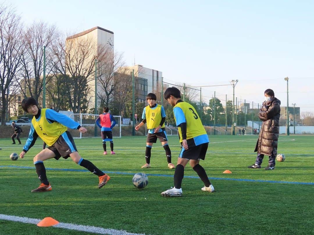 中村憲剛さんのインスタグラム写真 - (中村憲剛Instagram)「:﻿ 今日はフロンターレアカデミーU15とU18のトレーニングへ。﻿ 監督、コーチのみなさんと共に観させていただき、選手たちに少しですが話をさせてもらいました。﻿ ﻿ 楽しい時間でした😊﻿ ﻿ #初めての育成年代﻿ #見るもの全てが新鮮﻿ #毎回収穫ばかりで楽しい﻿ #FRO仕事」2月7日 19時47分 - kengo19801031