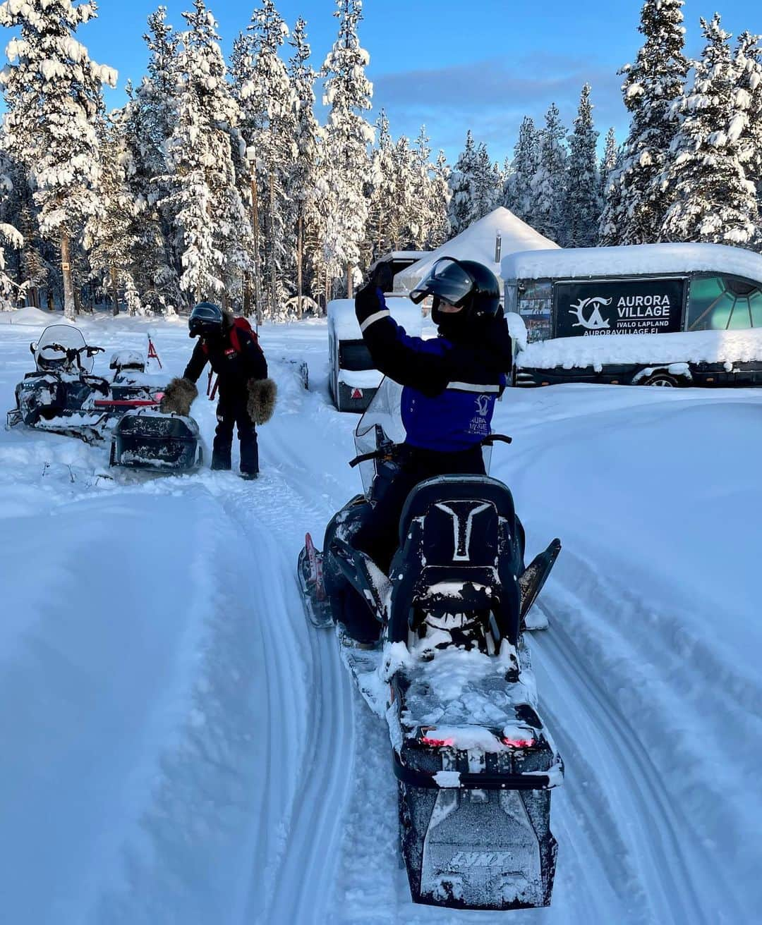 ラウラ・レピストさんのインスタグラム写真 - (ラウラ・レピストInstagram)「Postikortti vai meidän kotimaa?❄️🤍✨// Yhteistyössä ihanan @auroravillage_ivalo kanssa ja vinkki kampanjaan.🙏🏼 Kun on paikalliset superoppaat matkassa, niin taukopaikka voi näyttää esim. tältä.😵❄️✨ Kiitos Aurora Village taas Lapin lumon taiasta. Oot meidän lempipaikka Lapissa.🤍 . Sain hei vinkata teillekin Aurora Villagen TALVIKAMPANJASTA! Linkki siihen löytyy stooreista: 235€/yö kahdelle sisältäen lasikattomökin, aamiaisen ja 3 ruokalajin dinnerin. Ja tän luonnon maagisuuden.🤍❄️ On kyllä ihan mieletön value for money - tarttukaa ihmeessä ja tulkaa tänne vielä nauttimaan keväthangista!✨ . . . #auroravillage #talvikampanja #tarjous #yhteistyö #visitfinland #visitlapland #ourfinland #ivalo #finnishlapland #Lappi」2月7日 19時48分 - lauralepisto