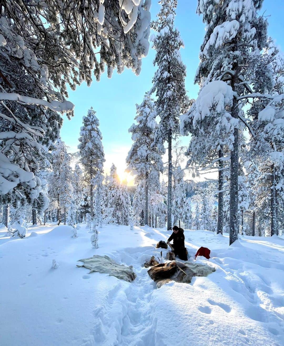 ラウラ・レピストさんのインスタグラム写真 - (ラウラ・レピストInstagram)「Postikortti vai meidän kotimaa?❄️🤍✨// Yhteistyössä ihanan @auroravillage_ivalo kanssa ja vinkki kampanjaan.🙏🏼 Kun on paikalliset superoppaat matkassa, niin taukopaikka voi näyttää esim. tältä.😵❄️✨ Kiitos Aurora Village taas Lapin lumon taiasta. Oot meidän lempipaikka Lapissa.🤍 . Sain hei vinkata teillekin Aurora Villagen TALVIKAMPANJASTA! Linkki siihen löytyy stooreista: 235€/yö kahdelle sisältäen lasikattomökin, aamiaisen ja 3 ruokalajin dinnerin. Ja tän luonnon maagisuuden.🤍❄️ On kyllä ihan mieletön value for money - tarttukaa ihmeessä ja tulkaa tänne vielä nauttimaan keväthangista!✨ . . . #auroravillage #talvikampanja #tarjous #yhteistyö #visitfinland #visitlapland #ourfinland #ivalo #finnishlapland #Lappi」2月7日 19時48分 - lauralepisto