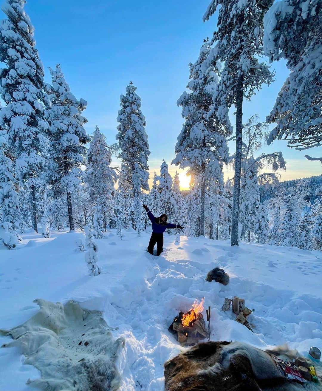 ラウラ・レピストのインスタグラム：「Postikortti vai meidän kotimaa?❄️🤍✨// Yhteistyössä ihanan @auroravillage_ivalo kanssa ja vinkki kampanjaan.🙏🏼 Kun on paikalliset superoppaat matkassa, niin taukopaikka voi näyttää esim. tältä.😵❄️✨ Kiitos Aurora Village taas Lapin lumon taiasta. Oot meidän lempipaikka Lapissa.🤍 . Sain hei vinkata teillekin Aurora Villagen TALVIKAMPANJASTA! Linkki siihen löytyy stooreista: 235€/yö kahdelle sisältäen lasikattomökin, aamiaisen ja 3 ruokalajin dinnerin. Ja tän luonnon maagisuuden.🤍❄️ On kyllä ihan mieletön value for money - tarttukaa ihmeessä ja tulkaa tänne vielä nauttimaan keväthangista!✨ . . . #auroravillage #talvikampanja #tarjous #yhteistyö #visitfinland #visitlapland #ourfinland #ivalo #finnishlapland #Lappi」