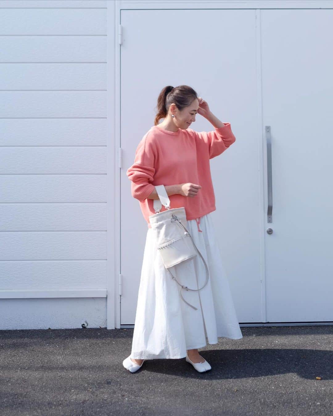 Keikooooooのインスタグラム：「#code 最近、日が長くなってきて嬉しいな☺️🌸 knit @jamaisvu_jp #jamaisvu_jp  skirt @dolce._official  #dolce_official  bag @dolce._official   @jamaisvu_jp さんらしい絶妙な色づかいのプルオーバー。スウェット感覚の春ニットをスカート合わせに。 他はホワイトで統一したシンプルコーデでした🧡🤍 ✔︎伊勢丹新宿店本館２階 アーバンクローゼットでポップアップがあるみたい ✔︎2/3～2/9am10:00～pm7:00  #jamaisvu #ジャメヴ #jamaisvu_code #code #ママコーデ #シンプルコーデ#春コーデ」