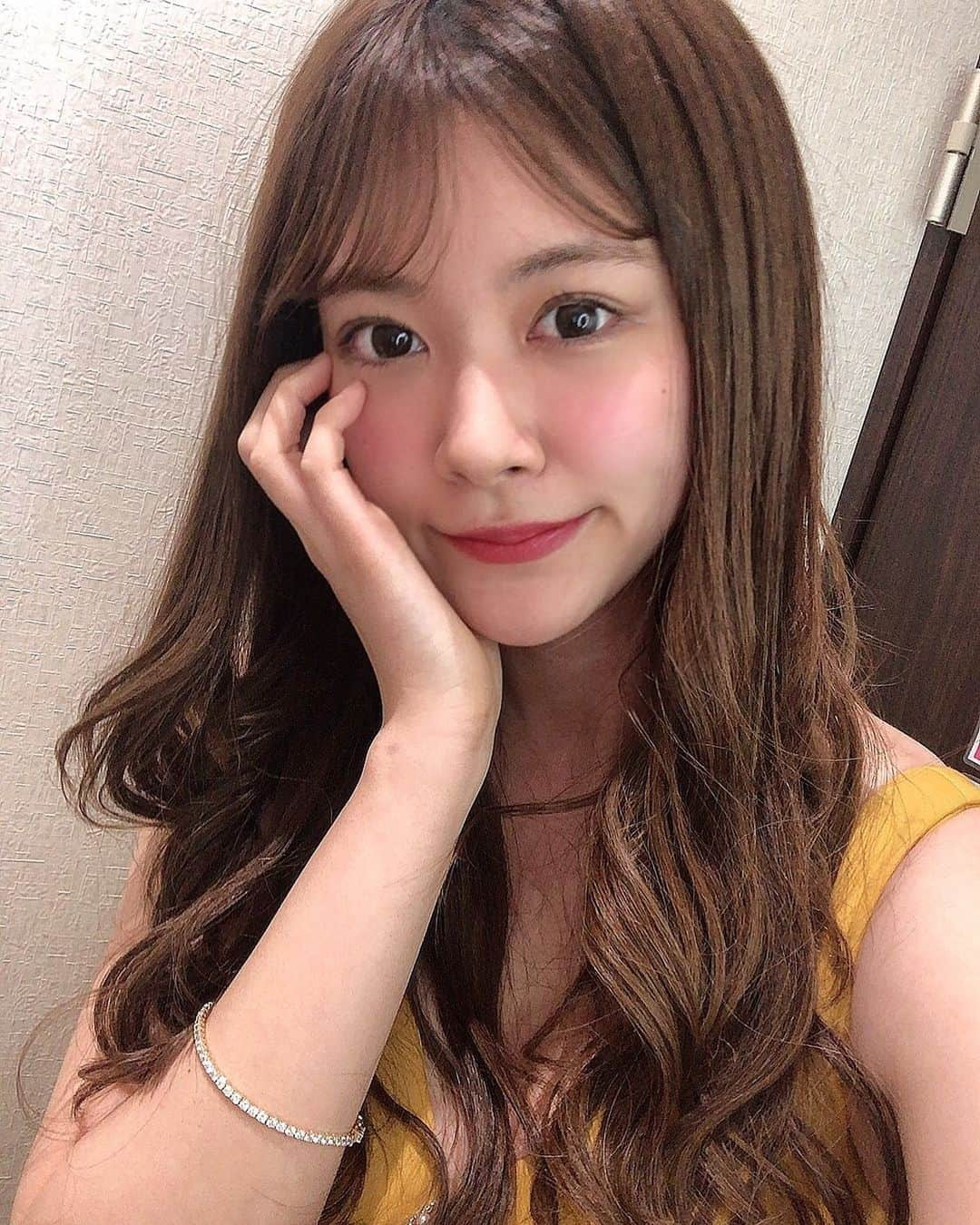 Yurikaのインスタグラム：「🙋‍♀️」