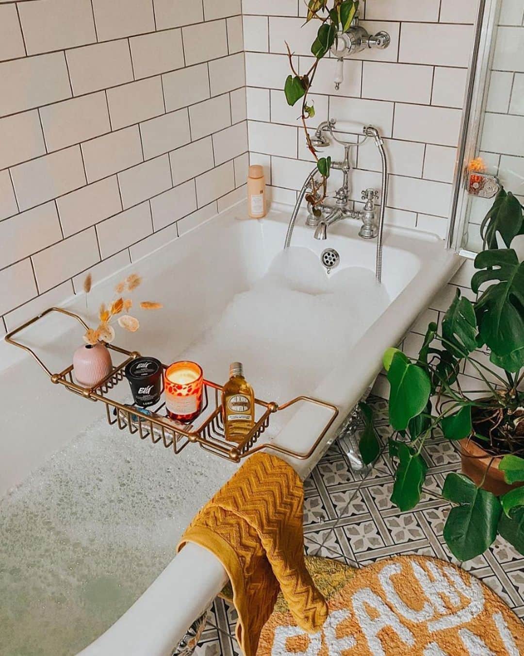 ロクシタンのインスタグラム：「Bath magic ✨ There’s no denying it, we just love soaking in the tub. It’s also a great way to slow down and look after yourself. Prepare your body for rest, recover from strenuous activities, or simply hydrate your skin. Set the mood for ultimate relaxation with our Almond Milky Bath and a few candles for added indulgence. 🛁  💬What’s your favorite L’Occitane bath product?  Image Credit 📸: @charminglifebyjess #SelfCareSunday #Relaxation #Selfcare #Bath #LOccitane」
