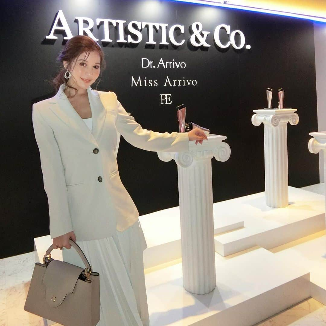 Yuriyaのインスタグラム：「先日はWeibo award 2021にてArtisticさんの新製品美顔機 #DrArrivoZeus2 を頂いたので、試してみたらこれはすごい💡 @artistic.co.official  私もよく美容外科で月1は受ける高周波RF、EMSさらにトリートメント効果のついてる最強美顔効果。安くはないけど、美顔器買うならおすすめの一台です✨ 着ているジャケットとスカートのセットアップは @ladymade_official 🌹✨ このジャケット全く寒くなかった。笑 #微博日本群英会  #weibo #weiboaward2021 #artistic  #ladymade #ootd #PR」