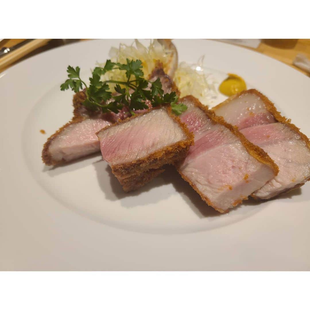 未來歩のインスタグラム：「昨日は洋食　おがたさんへ 最近、京都率多め☺️  豚の脂は苦手食べ物に入る自分でも。 おがたさんの豚の脂と以前食べたコントワールフーの豚の脂は食べて美味しいと感じた🐖　  ウドとイカのカラシ酢味噌合えも🤤 お酒に合って美味しかったよ✨  #洋食#京都#食べログ#オムレツ#カツレツ#カラスミ#グラタン#白子#京都グルメ#予約困難店 #カルパッチョ」