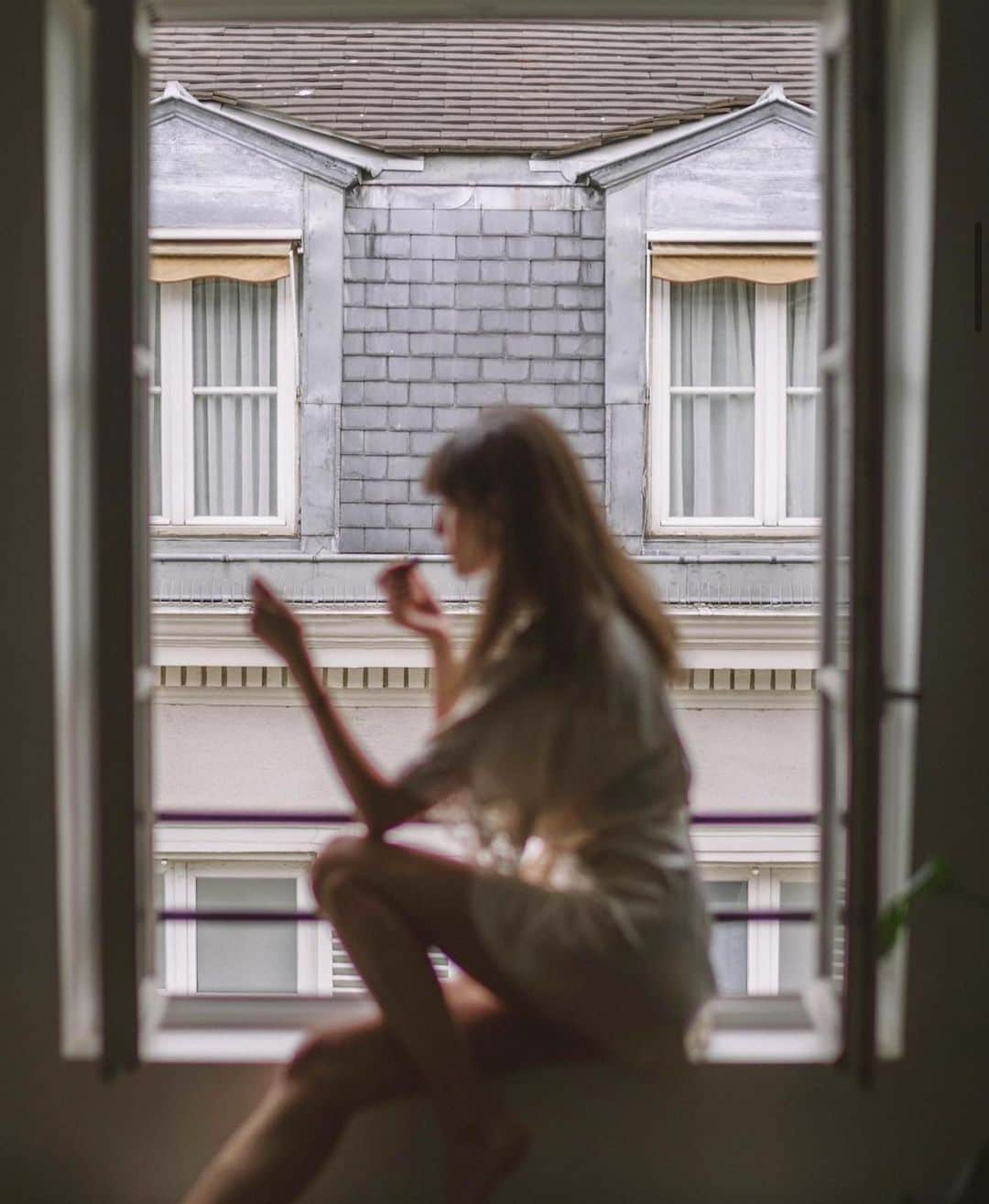 イネスドゥラフレサンジュのインスタグラム：「Parisian apartment views 🤍 📷 @lapresqueparisienne  #inesdelafressange #inesdelafressangeparis #paris」