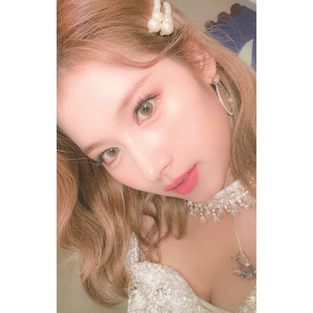 サナさんのインスタグラム写真 - (サナInstagram)「[SCAN] TWICE : World In a Day Photocard . Cr. Njmsjmdct2 ーーーーーーーーーー Follow > @sana.twice.kr < . @twicetagram #TWICE#트와이스#ONCE#Sana#사나 #Nayeon#나연#Jeongyeon#정연#Momo#모모#Jihyo#지효#Mina#미나#Dahyun#다현#Chaeyoung#채영#Tzuyu#쯔위」2月7日 19時55分 - sana.twice.kr