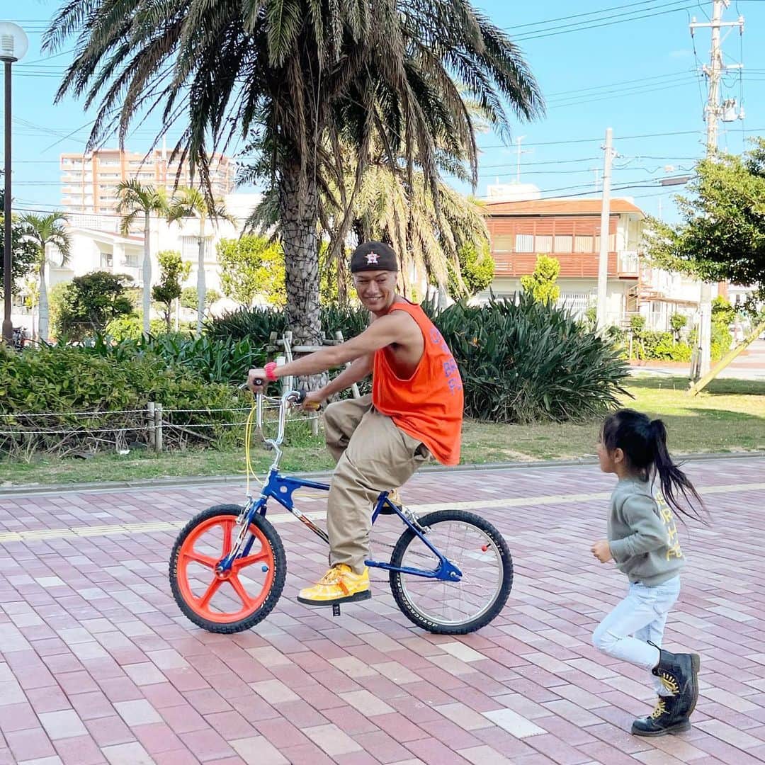 照屋 健太郎さんのインスタグラム写真 - (照屋 健太郎Instagram)「🌴🚲💫  北谷に娘の自転車を見に行ってきました✨  フレームやパーツの色と形は、娘が自分でセレクト😊 可愛い自転車になりそうです🌴  📍 @shuhari_bikeworks  僕の自転車 @liberty____force 号と 一緒に乗るのが楽しみだな〜☀️  #ひゆチャリ」2月7日 19時56分 - libertyforce_teruya