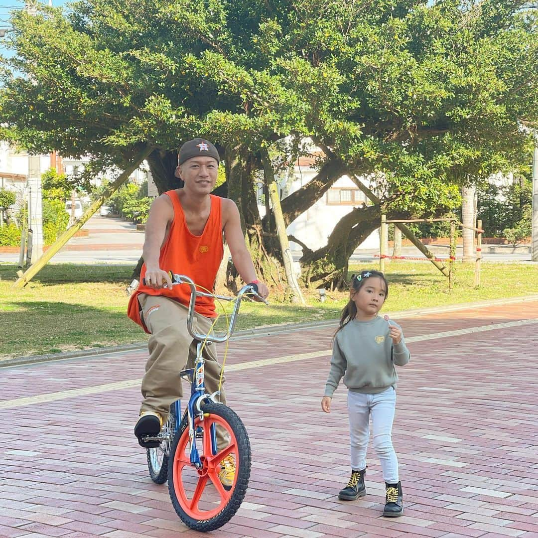 照屋 健太郎さんのインスタグラム写真 - (照屋 健太郎Instagram)「🌴🚲💫  北谷に娘の自転車を見に行ってきました✨  フレームやパーツの色と形は、娘が自分でセレクト😊 可愛い自転車になりそうです🌴  📍 @shuhari_bikeworks  僕の自転車 @liberty____force 号と 一緒に乗るのが楽しみだな〜☀️  #ひゆチャリ」2月7日 19時56分 - libertyforce_teruya