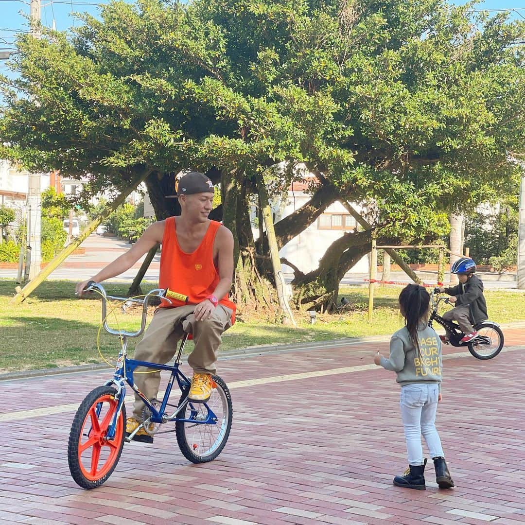 照屋 健太郎さんのインスタグラム写真 - (照屋 健太郎Instagram)「🌴🚲💫  北谷に娘の自転車を見に行ってきました✨  フレームやパーツの色と形は、娘が自分でセレクト😊 可愛い自転車になりそうです🌴  📍 @shuhari_bikeworks  僕の自転車 @liberty____force 号と 一緒に乗るのが楽しみだな〜☀️  #ひゆチャリ」2月7日 19時56分 - libertyforce_teruya