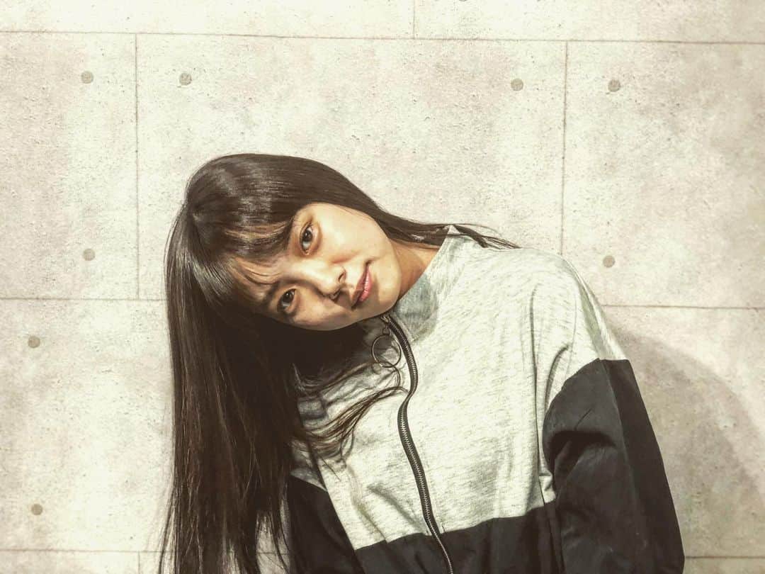 中山来未のインスタグラム：「早起きしたのでそのまま毛布から出て 準備して初めてのルートのバスに乗って 電車もﾋﾟッじゃなくてあえて切符を通して久々に映画館ｄａｙ"を満喫しました。 ヤクザと家族も花束みたいな恋をしたもどちらも素晴らしかった ﾜｶﾞﾏﾏをいうと今日はどちらかにしておけば良かった もっと余韻に浸りたかった😷 ヤクザと花束の間30分しか無かったのにとんかつ食べて(ご飯大盛)急いで豚汁飲んだら舌やけどしちゃって、チケット買うの忘れてたから発券したらラスト1席だったのは奇跡だった またこういう日作ろう🥱🥱🥱  嬉しかったからInstagramに書いたらすごい日記みたいになっちゃった😪  #ぶたじる　派？ #とんじる　派？」