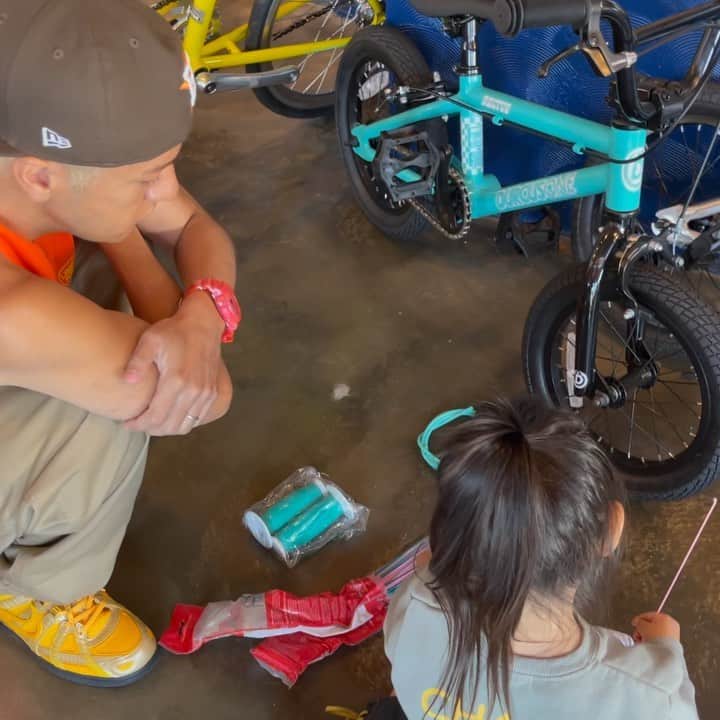 照屋 健太郎のインスタグラム：「🌴🚲💫  北谷に娘の自転車を見に行ってきました✨  フレームやパーツの色と形は、娘が自分でセレクト😊 可愛い自転車になりそうです🌴  📍 @shuhari_bikeworks  僕の自転車 @liberty____force 号と 一緒に乗るのが楽しみだな〜☀️  #ひゆチャリ」