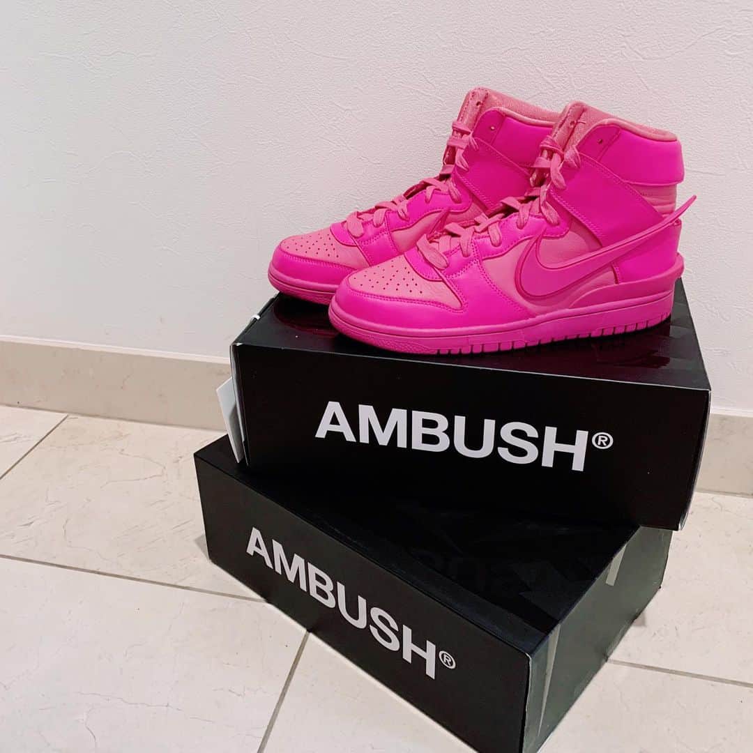 MACOのインスタグラム：「VERBALさん いつもありがとう🤦‍♂️🤍 久々に会いたいな〜って 靴を眺めながら思いました  大好きなピンク🌸🧠👚 大切に履こう♡ かわいい。 👟 #ambush   @verbal_ambush  @ambush_official」