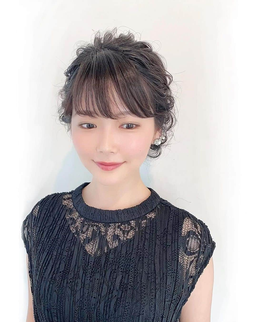 宮原幸恵のインスタグラム：「前回投稿したヘアセット❤️ 前から見ても 髪もお顔も可愛いから見てーっ🥺💕 ・ 耳上だけじゃなく 耳後ろからも まとめた髪がチラ見えするの かわいーよねーっ🥰 ・ ・ まいちゃん いつもありがとう😚✨✨ ・  〓〓〓〓〓〓〓〓〓〓〓〓〓〓〓〓〓〓〓〓〓〓〓〓〓 ・・ ⬜︎◼︎price◼︎⬜︎ ・・ cut➡︎￥８５００＋tax cut＆color➡︎￥１８０００＋tax cut &treatment➡︎￥１５０００＋tax cut＆color＆treatment➡︎２４５００＋tax hairset➡︎￥７０００＋tax ・ etc… ・ ・ ・ ○もちろん縮毛矯正やパーマなどなど…他のメニューもご予約可能です！！ ○カラーは全体・根元から毛先まで 染めた場合の値段表記です！ ○根元のみやハイライトなどのポイントカラー ダブルカラーなどですと料金変動します！！ ○カラーのみ・トリートメントのみなど カットなしのメニューの場合は シャンプーブロー代（￥３０００）頂いております！ ○前髪カットのみのご予約も可能です♡（￥１５００） ○ヘッドスパもやってます♡（￥３０００） ○全ての施術においてロング料金等は頂いておりません！！ ○分からないことは何でもお気軽にお問い合わせ下さい！！ DMもしくはLINE @にてお待ちしております♡ ・ ・ ⚠︎ 前のサロンで 担当させて頂いたことがある方は お伝えいただけると助かります♡♡ 〓〓〓〓〓〓〓〓〓〓〓〓〓〓〓〓〓〓〓〓〓〓〓〓〓 #ドライフラワーアレンジ  #ドライフラワー髪飾り #オーダーメイド髪飾り  #ヘアアレンジ  #ヘアセット  #卒業式ヘア #卒業式ヘアセット  #卒業式ヘアアレンジ  #卒業式髪型  #袴ヘア  #着付けができる美容室  #ドレスヘア  #成人式ヘア #成人式ヘアセット  #成人式ヘアアレンジ #成人式髪型 #成人式前撮りヘアセット  #お呼ばれヘア #お呼ばれヘアセット #お呼ばれヘアアレンジ #和装ヘア  #和装ヘアアレンジ  #表参道美容室  #宮原幸恵のヘアアレンジ  #Lily宮原 #宮原幸恵」