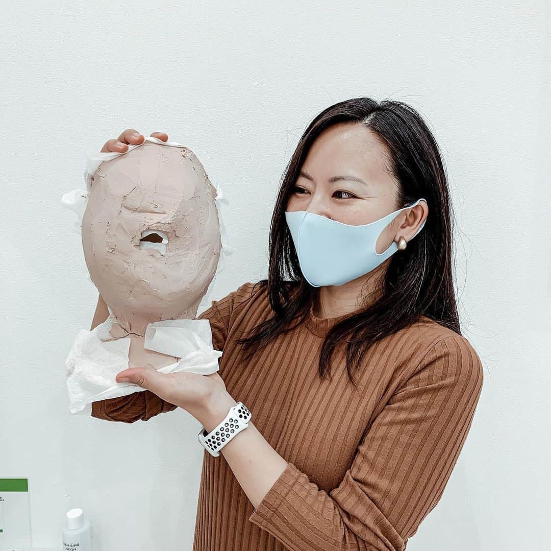 長嶺菜菜子のインスタグラム：「﻿ 見ーてコレ。﻿ POLAの最先端のフェイスケア石膏 💆🏽‍♀️﻿ 私の顔の形。ミイラみたい。﻿ ﻿ 肌診断をして﻿ にごりと毛穴の数値が低かったのよ🥺﻿ （にごりて😂）﻿ ﻿ プラスで﻿ 産後の寝不足・姿勢の悪さから﻿ 血行不良にもなってたみたいで﻿ ﻿ 血行不良は肌にも良くないのだと。﻿ ﻿ ﻿ なので、﻿ 石膏 マスクを含めた﻿ BAプレミアムエイジングケアをしてもらう。﻿ ﻿ 石膏マスクの良さは﻿ 温熱＆密閉効果で血行を促進、﻿ 美容成分の浸透を高めてくれるんだって。﻿ ﻿ 温めて肌を柔らかく﻿ 血行を良くするのが大事みたい✍️﻿ ﻿ 結果は2枚目pic.﻿ 肌ツヤが出て﻿ 顔もひとまわり小さくなったでしょ🧏🏽‍♀️﻿ ﻿ ﻿ 肩こり、首こりがある方、みなさん﻿ 血行不良ですよー！！！﻿ ﻿ ストレッチや身体を温めて﻿ 体も肌も大事にしましょ☺️﻿ ﻿ ----------------﻿ POLAのケア気になる方はぜひ﻿ ポーラ那覇店 ﻿ @pola.nahaten  喜屋武（キャン）さんに連絡してみて☘️﻿ ﻿ 私の紹介で﻿ 🌻がついているいずれか一つを﻿ サービスしてくれます。﻿ pic3枚目チェック！﻿ ﻿ 3月予約分までだよー！﻿ ﻿ 無料で肌診断もしてくれて﻿ 自分に合うケアを教えてくれるよ！﻿ ﻿ 春前に綺麗にしましょ🌸﻿ ------------------﻿ ﻿ #沖縄﻿ #那覇エステ﻿ #ポーラのエステ﻿ #ポーラの肌ケア﻿ #肌ケア﻿ #エイジングケア﻿ ﻿ ﻿」