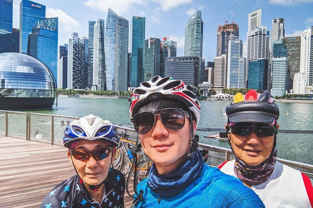 林俊傑のインスタグラム：「Biking day with the fam! 回新加坡，就是要跟家人聚一聚、好好運動！  #cycling」