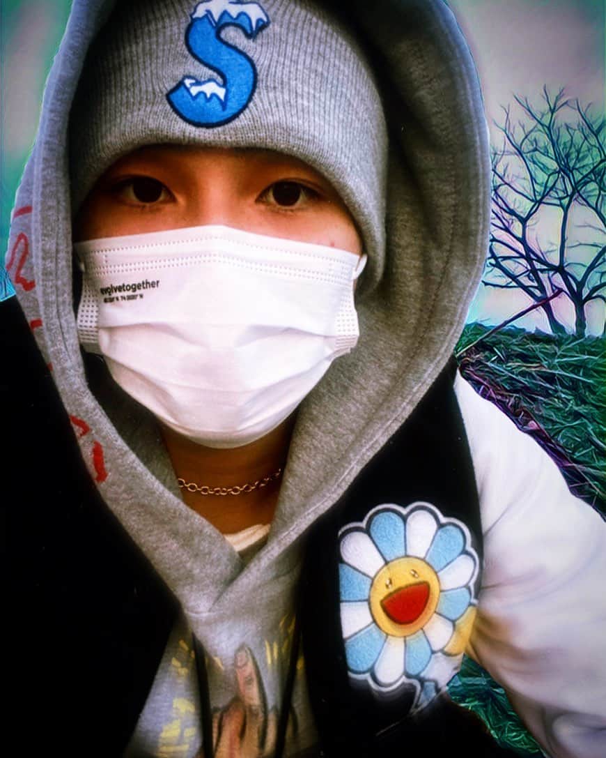 荒木駿平のインスタグラム：「﻿ 遅くなりましたが、1月30日に22歳になりました。﻿ ﻿ 小さい頃に見てた22歳は物凄く大人に見えてたけど﻿ 実際になってみるとあの頃に見えてた“大人”とは少し違うくて﻿ まだまだ未熟なところが沢山あって﻿ 今、自分が思うカッコイイ人達に少しでも近付けられるように﻿ もっともっと精進していきたいと改めて思いました。﻿ ﻿ 毎日の過ごし方が変わりましたが、身体と心の健康を﻿ 維持出来るようにこれからも気を付けて過ごしていきます。﻿ 沢山の方達に支えられて生きているからこそ、そんな方達を﻿ 支えられるような自分でありたいです。﻿ ﻿ 沢山のメッセージをありがとうございました！！﻿ ﻿ #✌️✌️﻿ #evolvetogether ﻿ ﻿ 🌏﻿ Wearing a mask is not about me, it’s about we.😷﻿ 🌍﻿ ﻿ マスクが当たり前になって表情が見えなくなったこの状況が﻿ 不気味で怖いからコロナがちゃんと落ち着いて、﻿ マスク外して沢山の方と密になって騒げる日が早く来てほしいです💫」