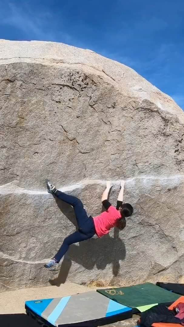 北脇順子のインスタグラム：「Look back on the rock trip. Classic and one of the most famous boulders in bishop ⭐️ I love this beautiful line and good contrast with the sky:)Wanna come back again. Miss nature and people who i met here.🇺🇸  この課題「アイロンマン」なんて言ってた懐かしい2年前ww 早く、また海外で登りたいなぁ #tbt」