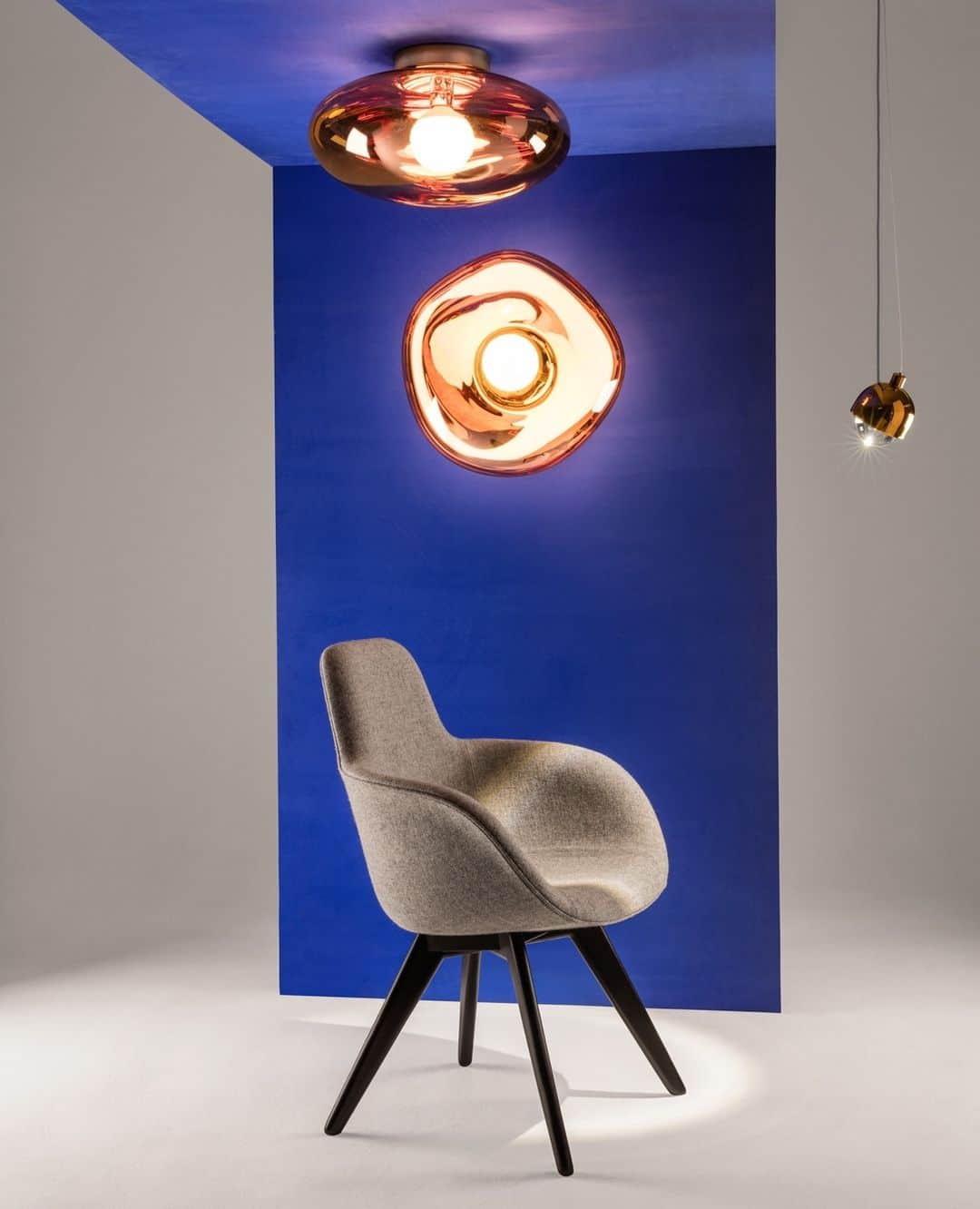 トム ディクソンのインスタグラム：「Our SCOOP chair, MELT surface lights and a SPOT pendant.⁠ ⁠ "There is nothing more satisfying and understandable to all than a well-considered chair." Tom Dixon」