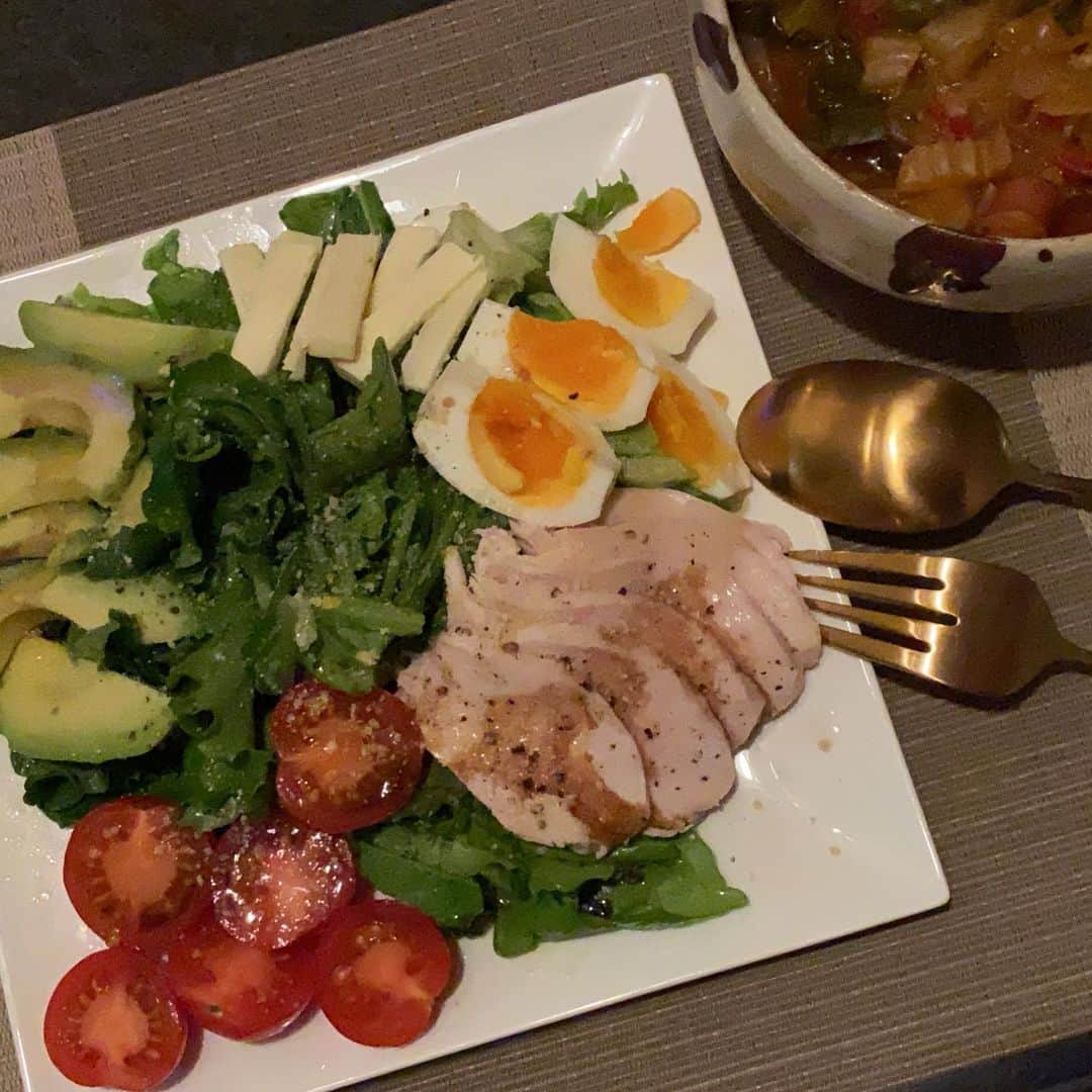 小林佳果のインスタグラム：「今週は、デトックスWEEK！  #チキンとゆで卵アボカドのサラダ #ぐだくさんスープ  #けいカフェご飯」