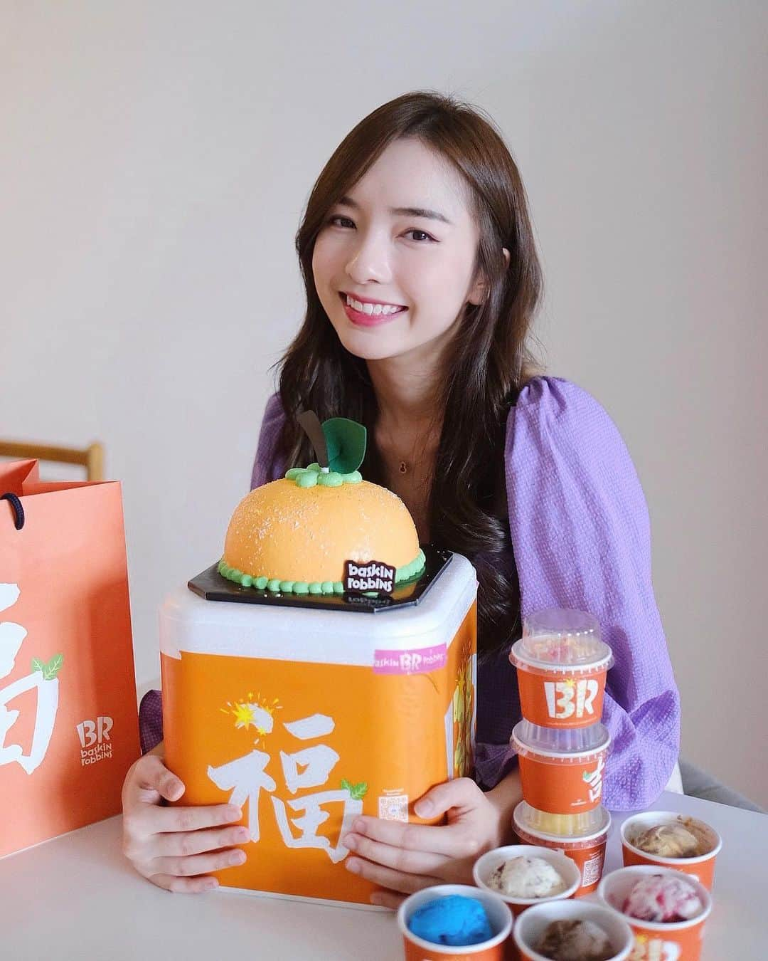 STEPHY YIWENのインスタグラム：「我太快乐了😍😍 本身吃过蛮多冰淇淋蛋糕  Baskin-Robbins Ice Orange 真的很不错👍🏼 与家人们分享 都说好吃 不會太膩唷✨✨ Stay Home 庆祝新年也可以来点小甜点小快乐😋  @brmalaysia」