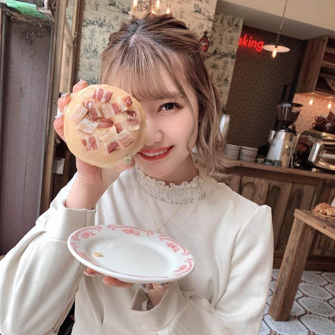 MOVE / ムーブさんのインスタグラム写真 - (MOVE / ムーブInstagram)「❁﻿ ┈┈┈┈┈┈┈┈┈┈┈┈┈┈┈﻿ ﻿ 📍The Little BAKERY Tokyo﻿ 東京都渋谷区神宮前6-13-6﻿ ﻿ ドーナツが人気のかわいいパン屋さん🥐﻿ ずっしりとしつつも、ふわふわとしたドーナツは﻿ 油っぽくなくてぺろりと食べれてしまう美味しさ♡﻿ ﻿ モーニングにも、ランチにも、おやつにもぴったりのカフェです🎶﻿ ﻿ Photo by﻿ ‪‪❤︎‬ @sena_momoka  ﻿ ミルクマガジンではみなさんからのお写真を募集しています♡﻿ 画像に@milk_magazine_をタグ付けして投稿してね♡﻿ ﻿ ┈┈┈┈┈┈┈┈┈┈┈┈┈┈┈﻿ ﻿ #thelittlebakerytokyo #ザリトルベーカリートーキョー #ドーナツ #ドーナツショップ #doughnut #パン #パン屋 #東京パン屋 #おしゃれカフェ #おしゃカフェ #カフェ巡り #かふぇめぐり #カフェ活 #カフェ好き #東京カフェ #原宿カフェ #原宿スイーツ #原宿グルメ ﻿」2月7日 20時03分 - milkmag_official