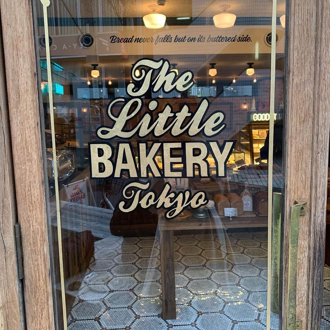 MOVE / ムーブさんのインスタグラム写真 - (MOVE / ムーブInstagram)「❁﻿ ┈┈┈┈┈┈┈┈┈┈┈┈┈┈┈﻿ ﻿ 📍The Little BAKERY Tokyo﻿ 東京都渋谷区神宮前6-13-6﻿ ﻿ ドーナツが人気のかわいいパン屋さん🥐﻿ ずっしりとしつつも、ふわふわとしたドーナツは﻿ 油っぽくなくてぺろりと食べれてしまう美味しさ♡﻿ ﻿ モーニングにも、ランチにも、おやつにもぴったりのカフェです🎶﻿ ﻿ Photo by﻿ ‪‪❤︎‬ @sena_momoka  ﻿ ミルクマガジンではみなさんからのお写真を募集しています♡﻿ 画像に@milk_magazine_をタグ付けして投稿してね♡﻿ ﻿ ┈┈┈┈┈┈┈┈┈┈┈┈┈┈┈﻿ ﻿ #thelittlebakerytokyo #ザリトルベーカリートーキョー #ドーナツ #ドーナツショップ #doughnut #パン #パン屋 #東京パン屋 #おしゃれカフェ #おしゃカフェ #カフェ巡り #かふぇめぐり #カフェ活 #カフェ好き #東京カフェ #原宿カフェ #原宿スイーツ #原宿グルメ ﻿」2月7日 20時03分 - milkmag_official