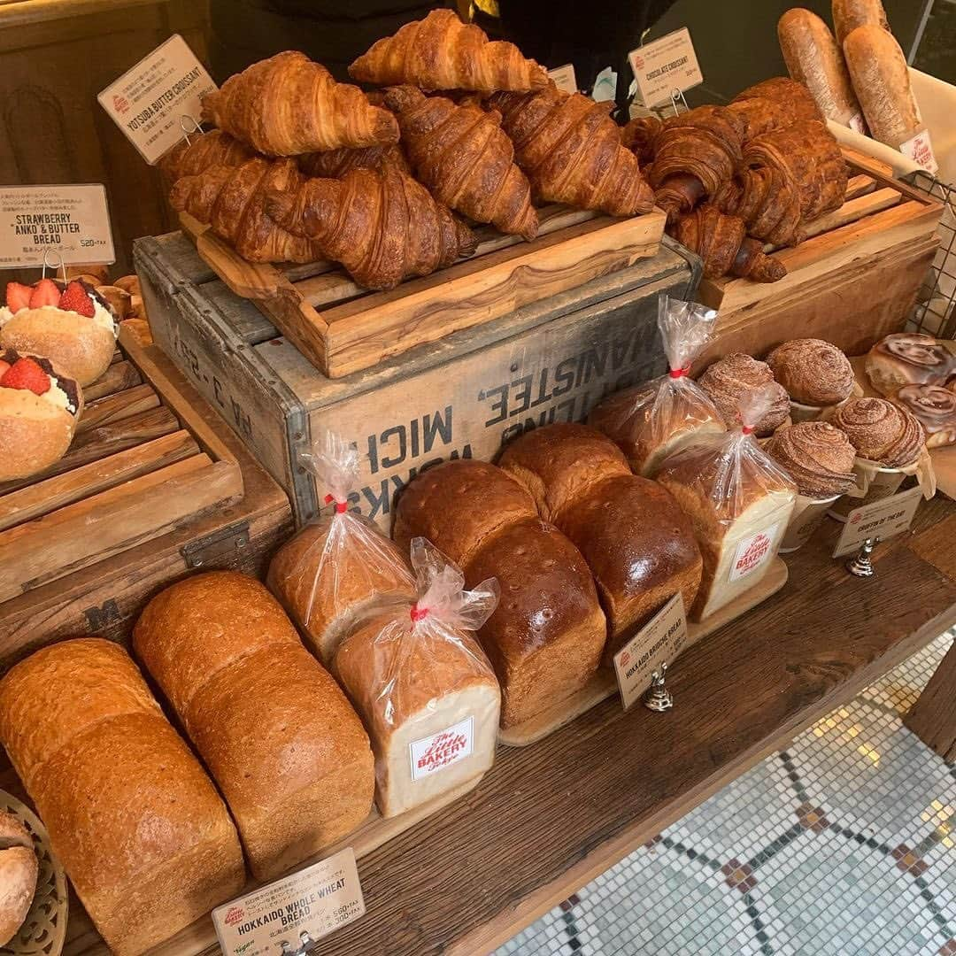 MOVE / ムーブさんのインスタグラム写真 - (MOVE / ムーブInstagram)「❁﻿ ┈┈┈┈┈┈┈┈┈┈┈┈┈┈┈﻿ ﻿ 📍The Little BAKERY Tokyo﻿ 東京都渋谷区神宮前6-13-6﻿ ﻿ ドーナツが人気のかわいいパン屋さん🥐﻿ ずっしりとしつつも、ふわふわとしたドーナツは﻿ 油っぽくなくてぺろりと食べれてしまう美味しさ♡﻿ ﻿ モーニングにも、ランチにも、おやつにもぴったりのカフェです🎶﻿ ﻿ Photo by﻿ ‪‪❤︎‬ @sena_momoka  ﻿ ミルクマガジンではみなさんからのお写真を募集しています♡﻿ 画像に@milk_magazine_をタグ付けして投稿してね♡﻿ ﻿ ┈┈┈┈┈┈┈┈┈┈┈┈┈┈┈﻿ ﻿ #thelittlebakerytokyo #ザリトルベーカリートーキョー #ドーナツ #ドーナツショップ #doughnut #パン #パン屋 #東京パン屋 #おしゃれカフェ #おしゃカフェ #カフェ巡り #かふぇめぐり #カフェ活 #カフェ好き #東京カフェ #原宿カフェ #原宿スイーツ #原宿グルメ ﻿」2月7日 20時03分 - milkmag_official