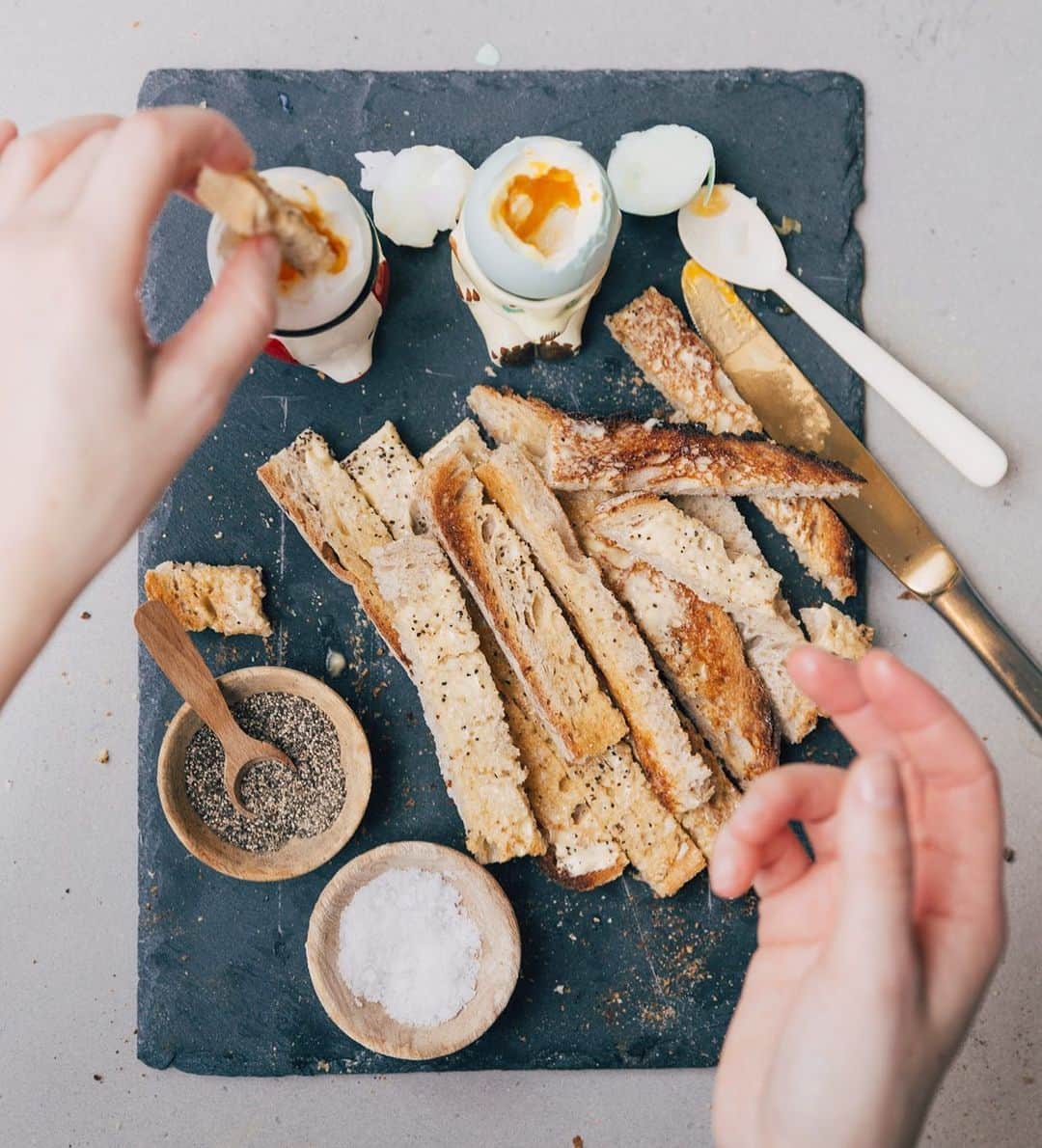 ゾーイ・サグのインスタグラム：「Sunday morning sorted 😍 What's for brunch in your house?」
