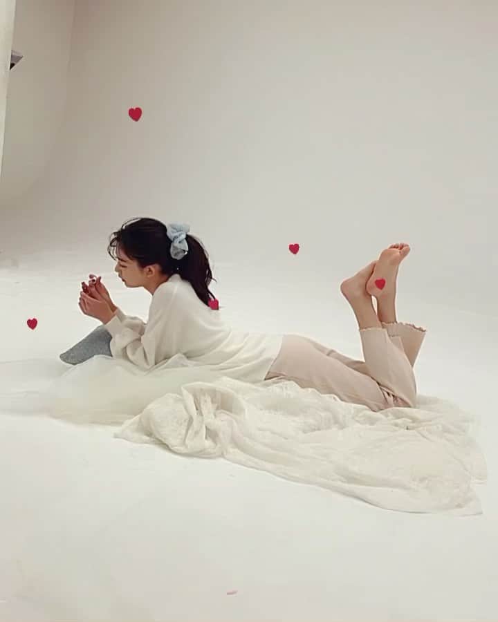 安村真奈のインスタグラム：「春コスメ150プレのオフショ💎 たくさん応募してね〜！ ハートが舞ってる❤️ 奈菜とってくれてありかとう♡  #安村真奈 #ニコラ」
