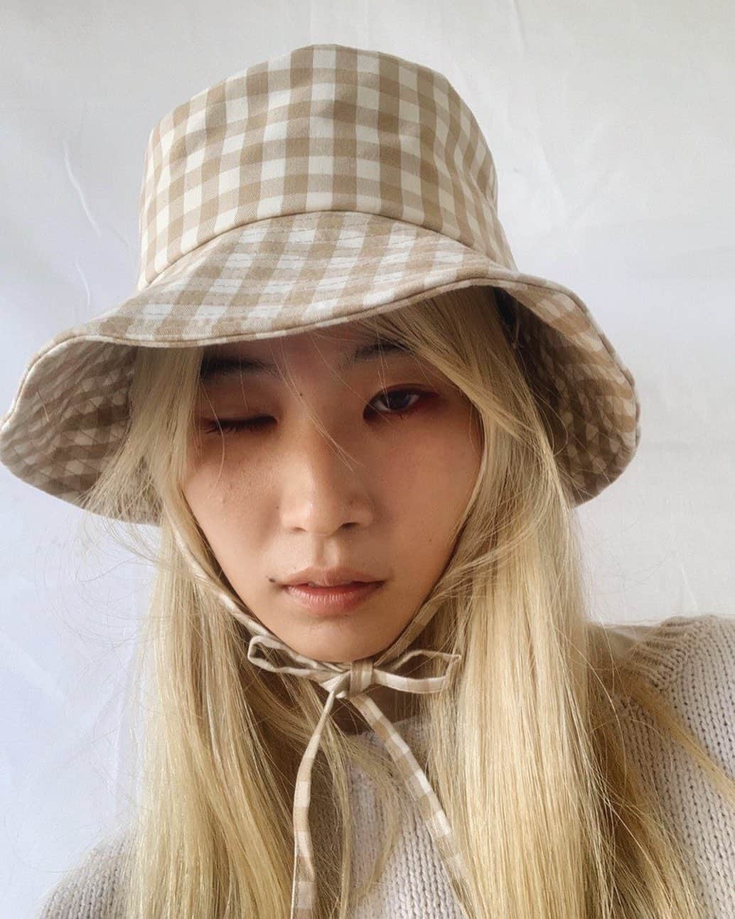 のインスタグラム：「🌻ギンガムチェックの帽子かわいい〜 帽子たくさん被りたいなぁ〜」