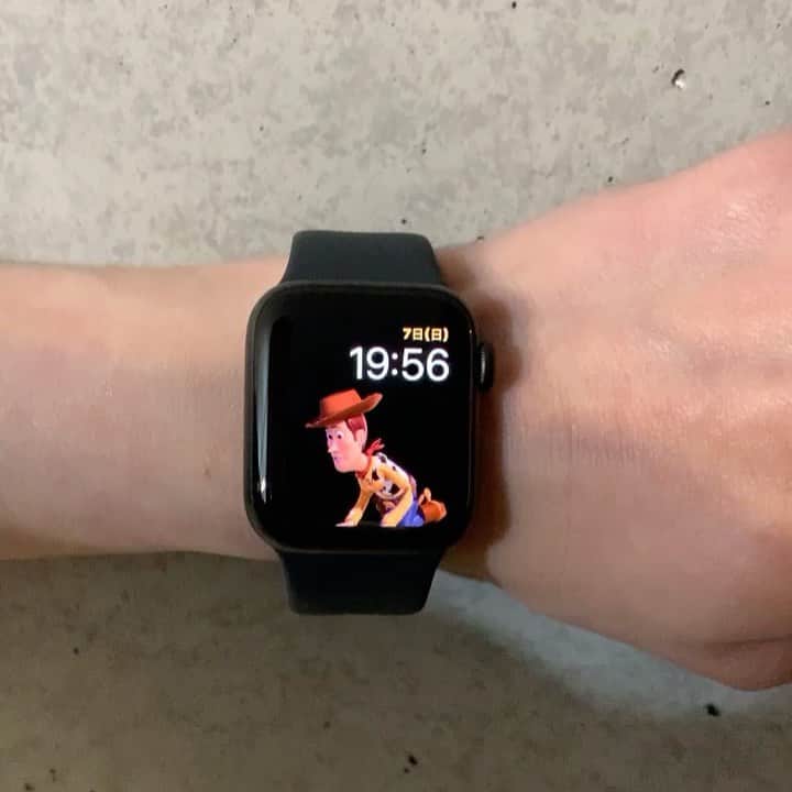 中西結梨花のインスタグラム：「. 念願の Apple Watch デビュー 🎊 ありがとう！  ウッディー達を飼ってるみたいで むちゃくちゃテンションあがる🥺❣️  これでお客様の連絡にいつでも気付けます😼✨ #予約の連絡は24時間OKですお気遣いなく💌 #アップルウォッチ6」
