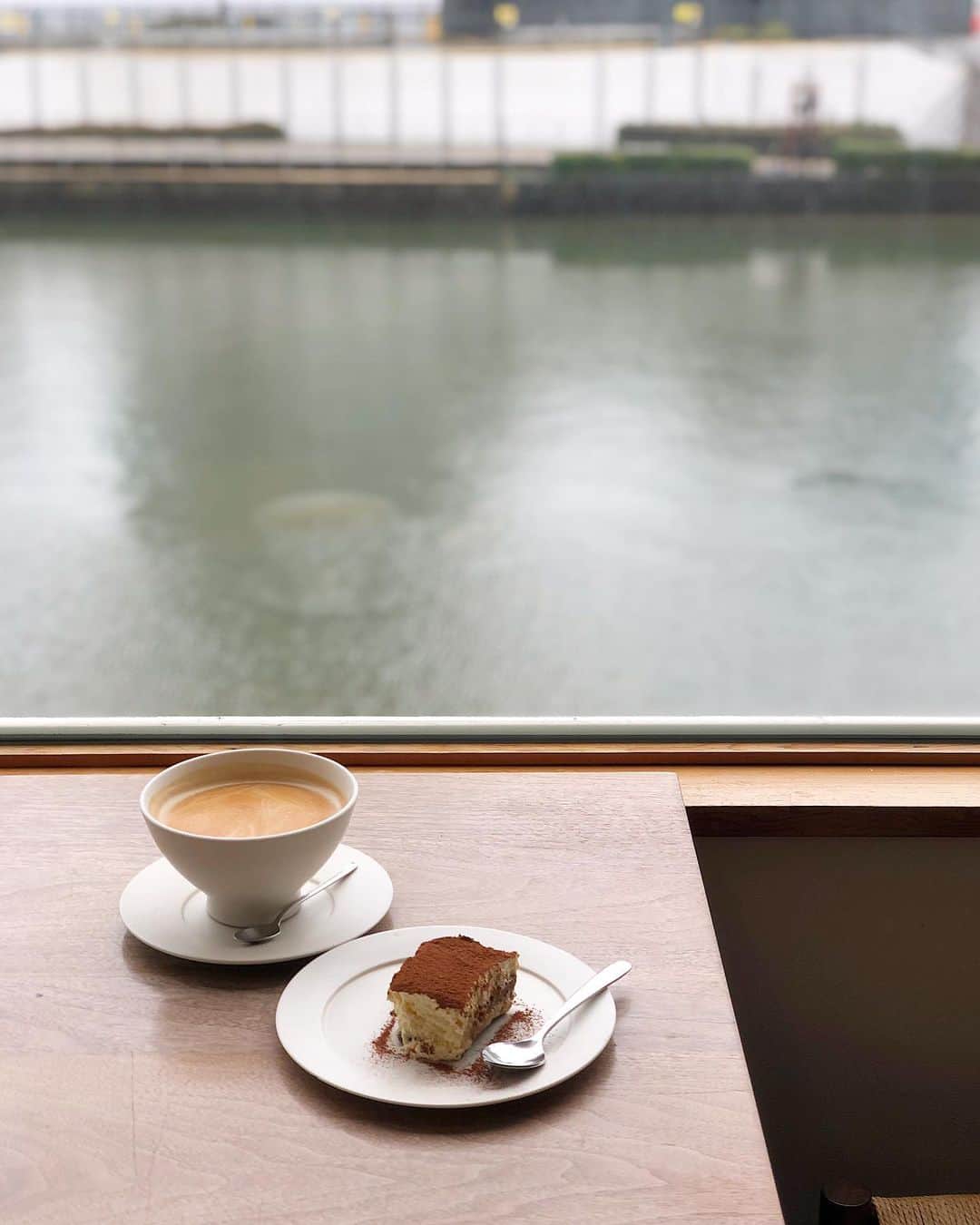 都築青空さんのインスタグラム写真 - (都築青空Instagram)「𝑀𝑜𝑡𝑜 𝑐𝑜𝑓𝑓𝑒𝑒 @motocoffee_osaka   前に大阪に行った時の朝カフェ☕️。 北浜って初めて行ったけど 川沿いにお洒落なカフェが多いのね〜 雨降ってたけど眺めよし。☔️  #motocoffee #北浜カフェ #大阪カフェ #カフェ巡り #ティラミス #時差投稿」2月7日 20時05分 - aozora723