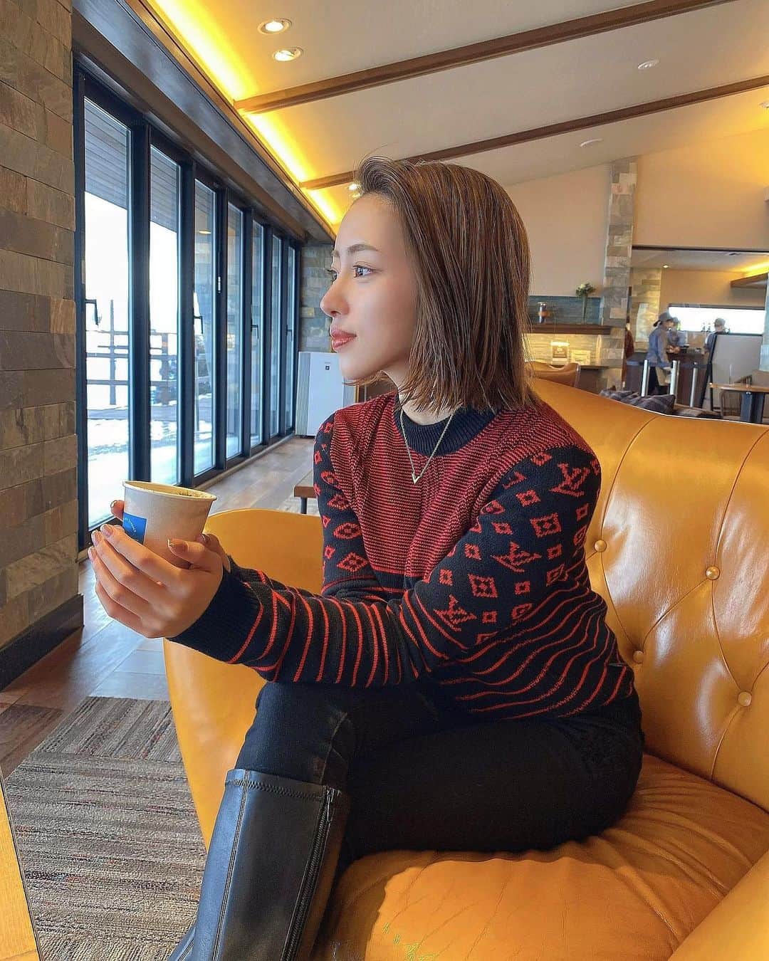 MANAMIのインスタグラム：「. 髪ちょっとだけ暗くした めっちゃサラサラ🙏💕 そろそろ短いの飽きてきたから地毛伸ばしたい @lapis_takumiありがとうございました」